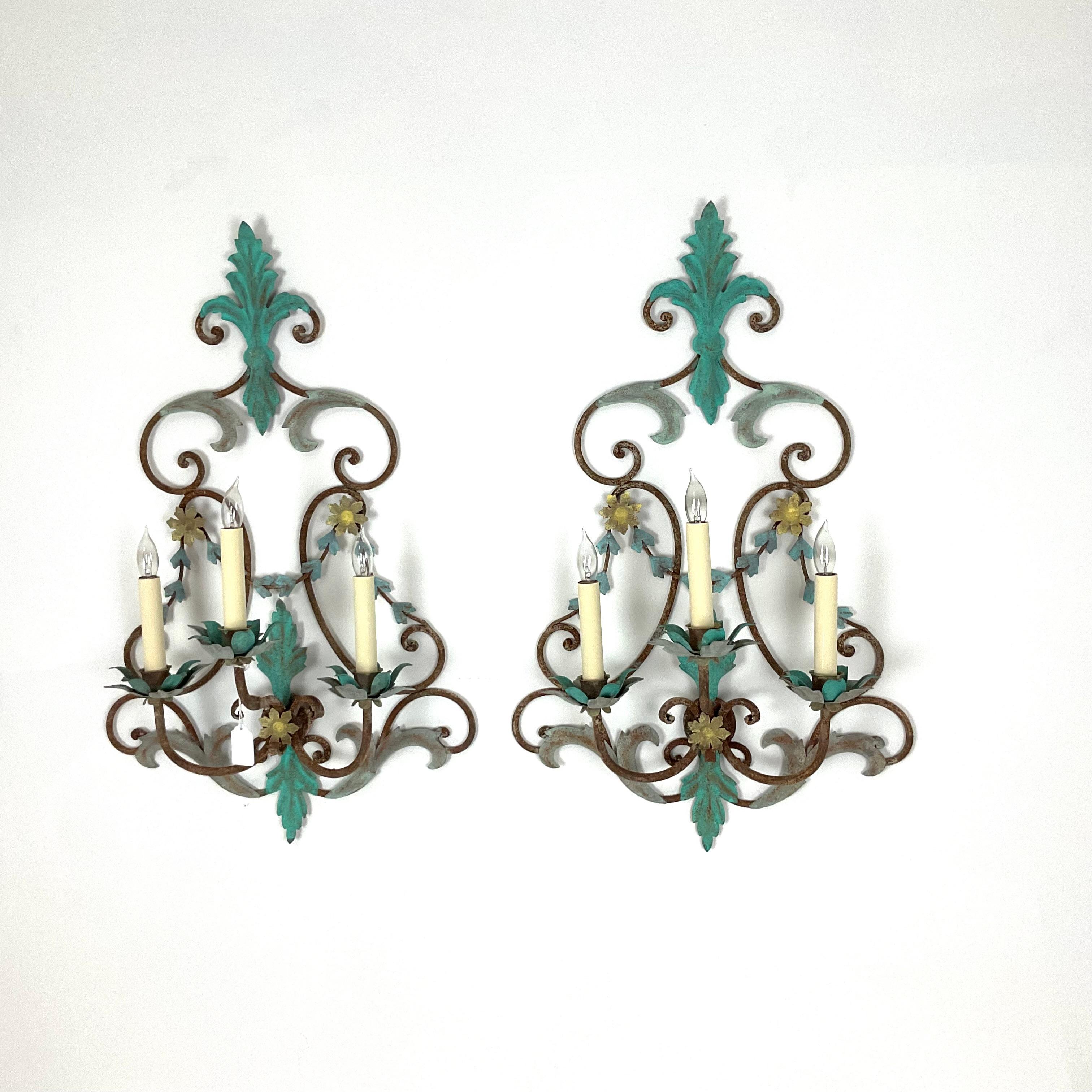 Pareja de grandes candelabros de hierro de estilo rural francés mediados del siglo XX en venta