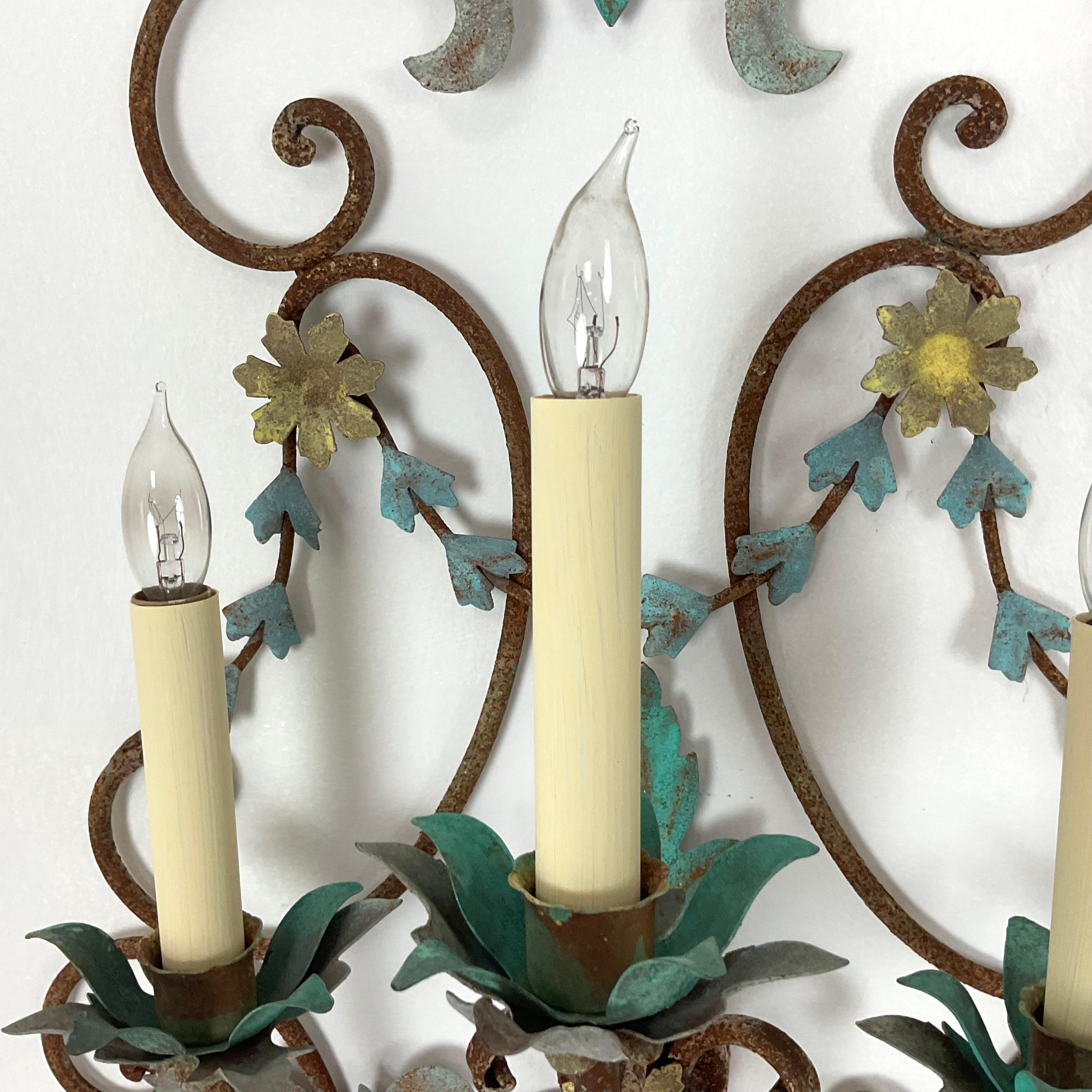 Pareja de grandes candelabros de hierro de estilo rural francés en venta 1