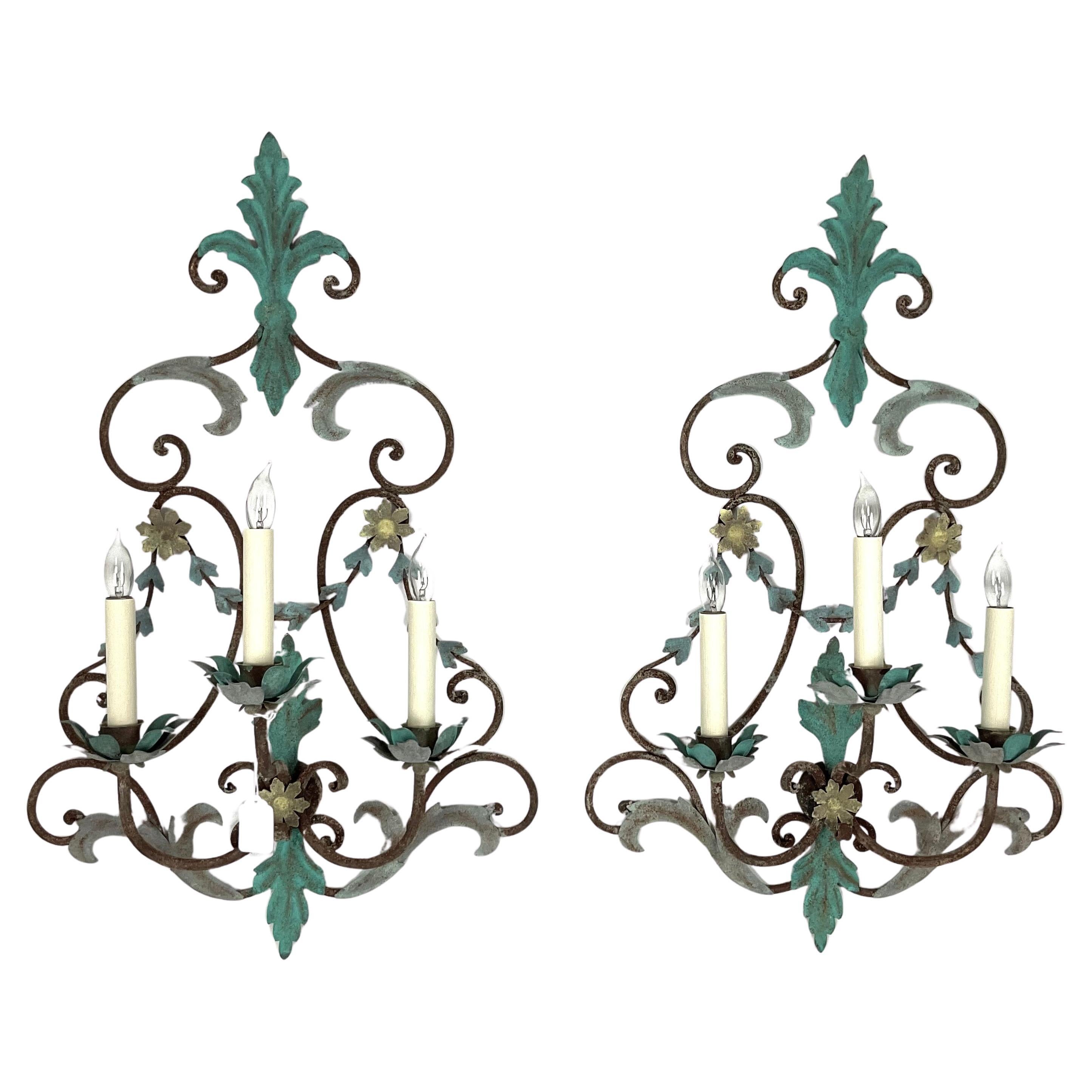 Pareja de grandes candelabros de hierro de estilo rural francés en venta