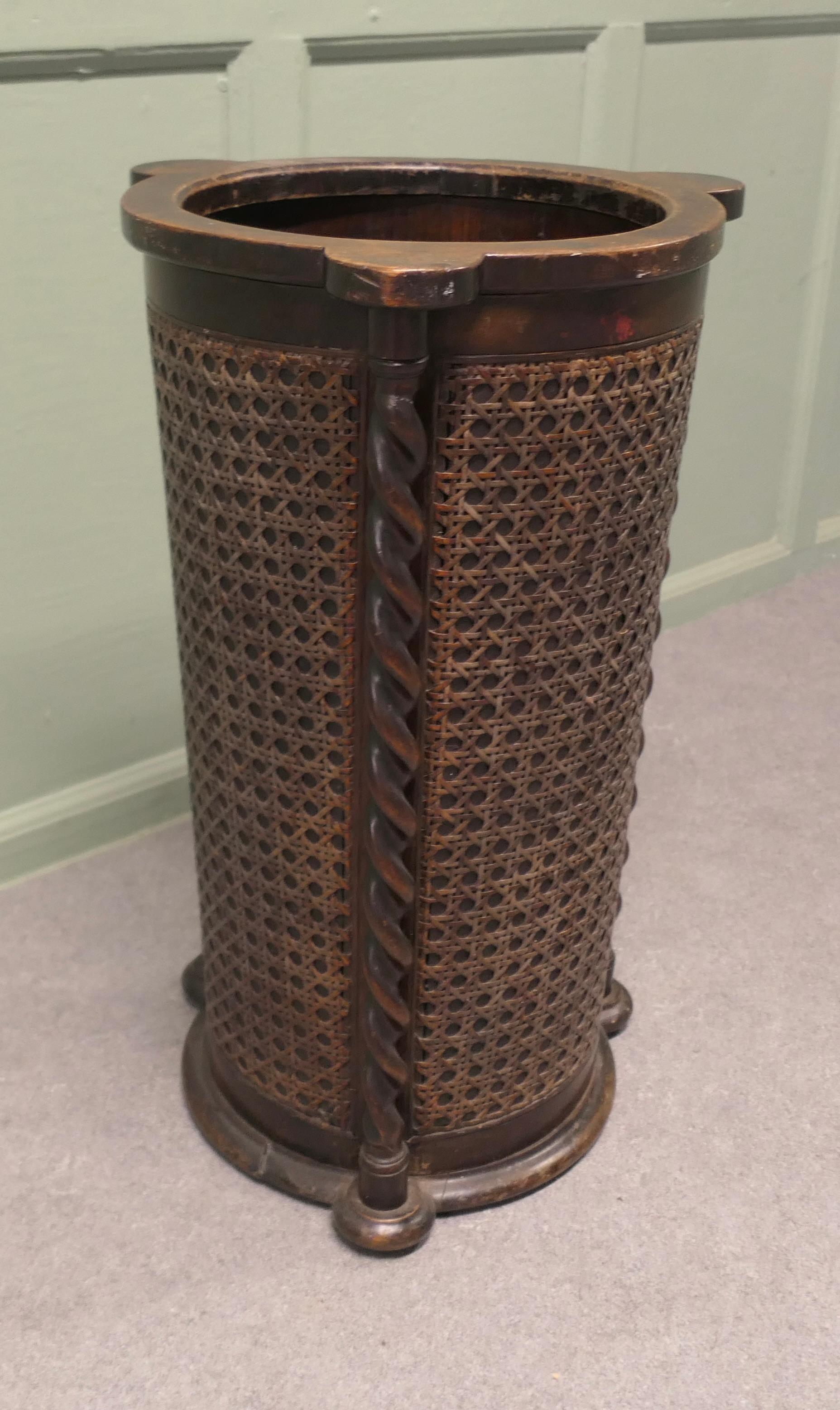 Perchero Grande de Casa de Campo, Torsión de Cebada y Bergere 

Se trata de un palo o paragüero de casa de campo muy grande,  De hecho, es tan grande que caben todas las demás cosas que acaban en el vestíbulo, como palos de hockey, raquetas de tenis