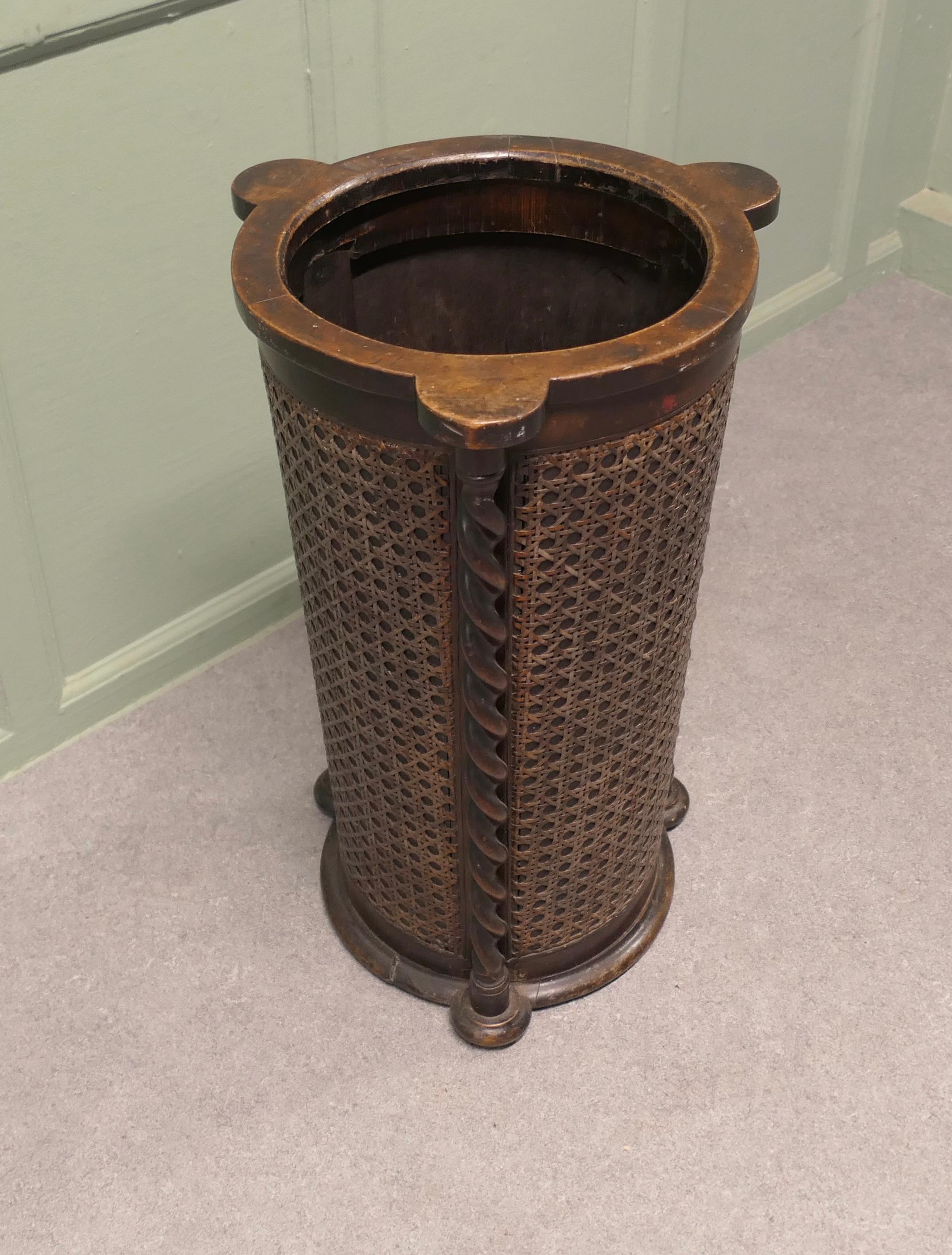 Perchero Grande de Casa de Campo, Torsión de Cebada y Bergere Renacimiento gótico en venta