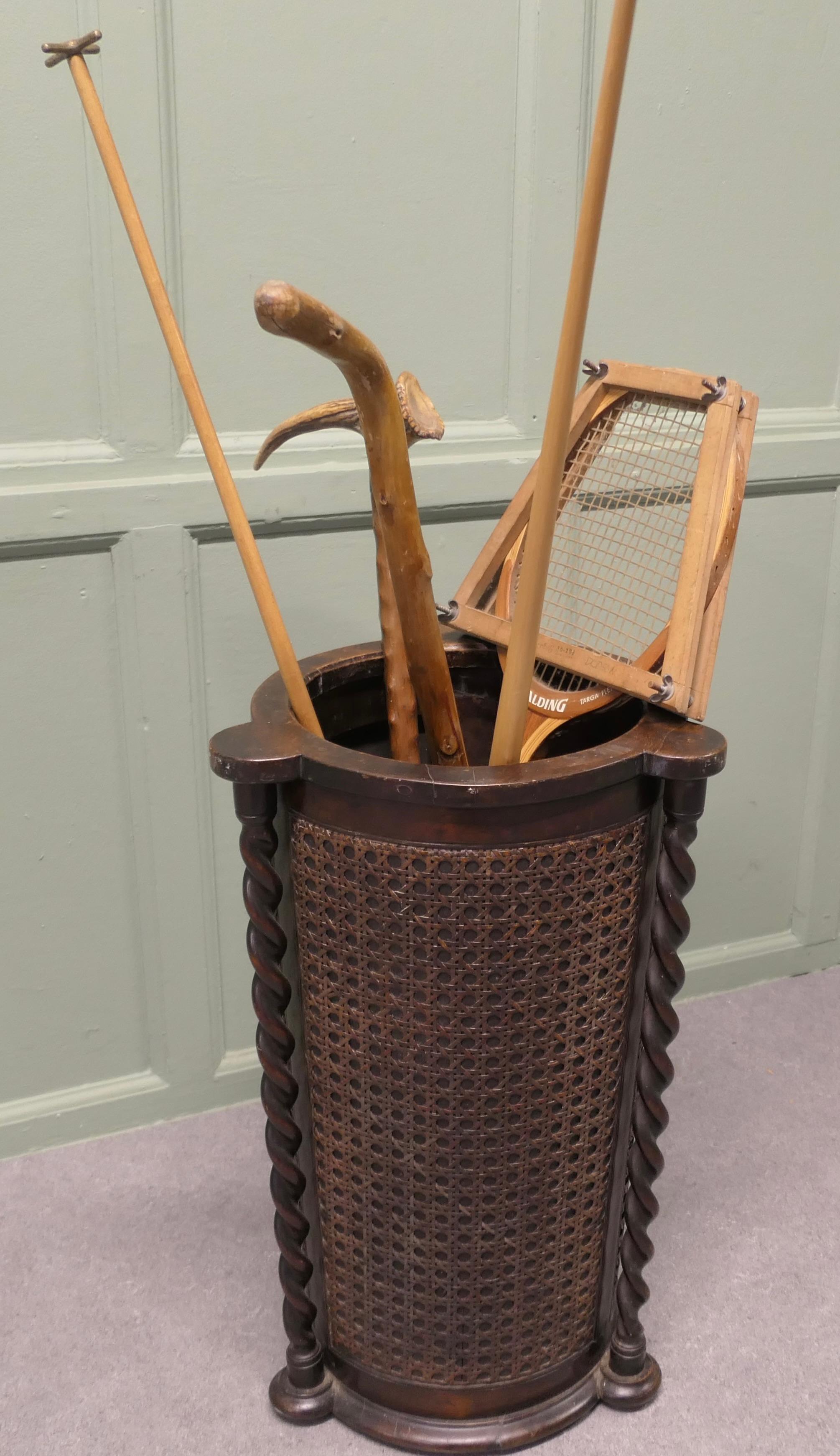 Perchero Grande de Casa de Campo, Torsión de Cebada y Bergere en Bueno estado para la venta en Godshill, Isle of Wight