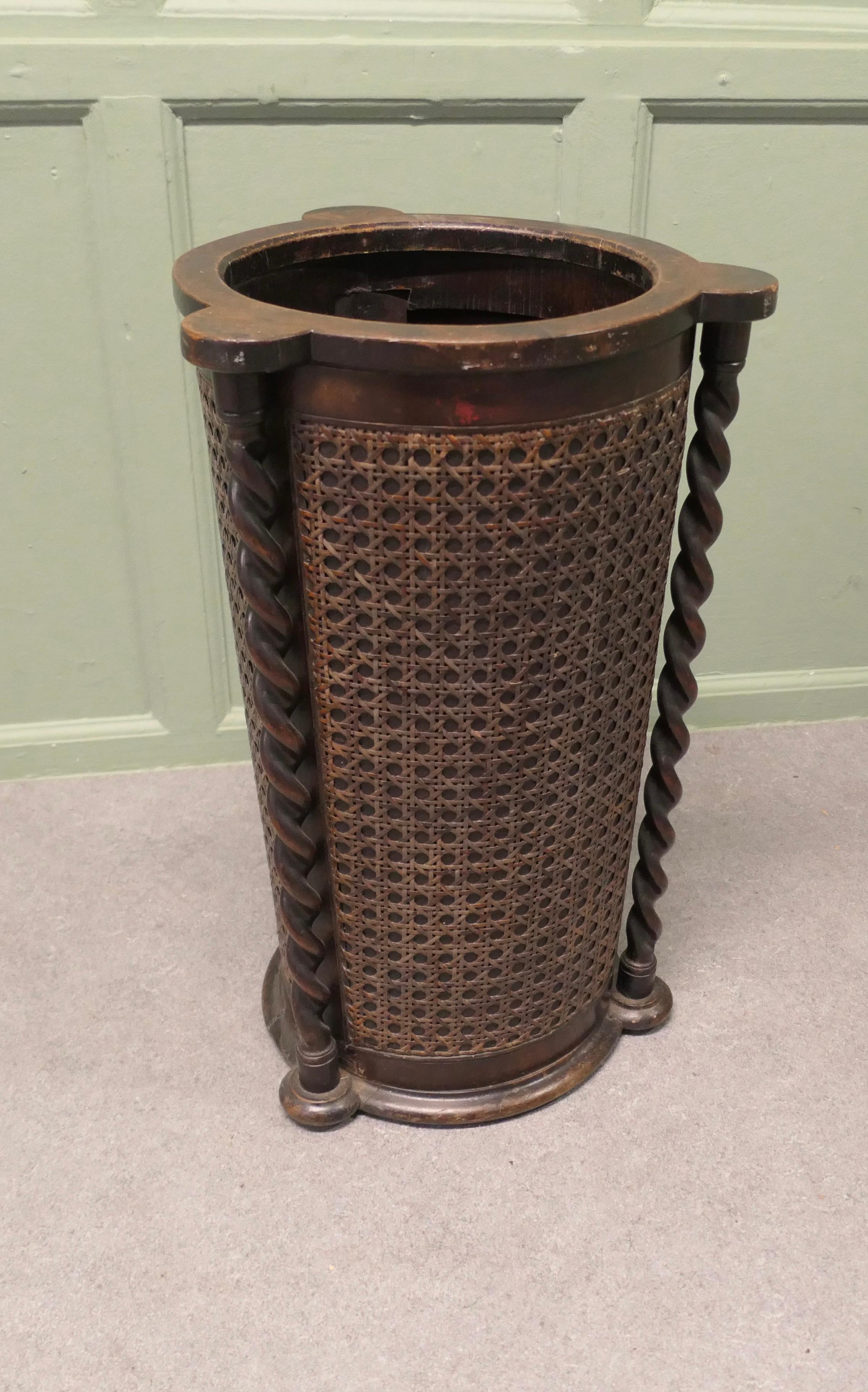 Perchero Grande de Casa de Campo, Torsión de Cebada y Bergere principios del siglo XX en venta