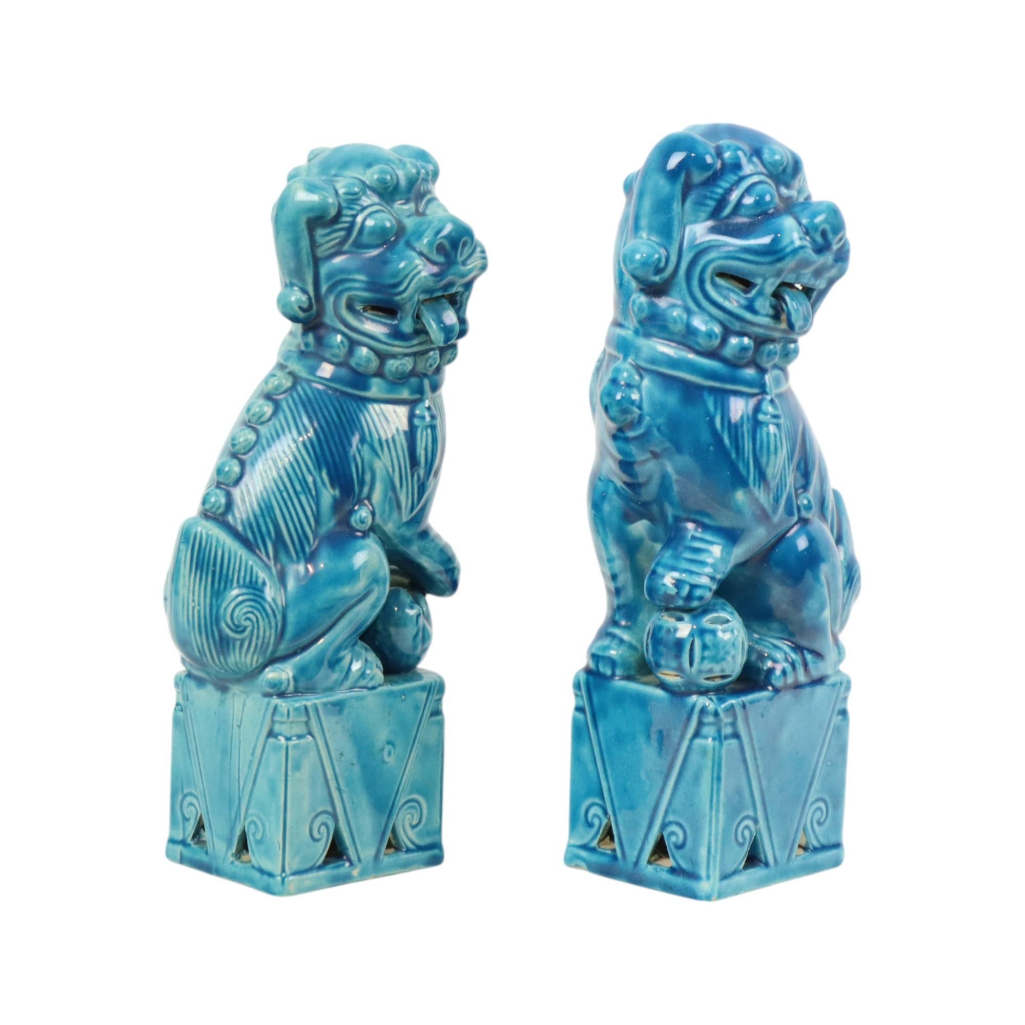 Bellissima coppia di foo dog, leoni del tempio, statuette vintage in ceramica smaltata color turchese e azzurro, Cina, non marcate, circa metà del XX secolo.

Questa bellissima coppia non è completamente identica nel colore, ma è stata realizzata in