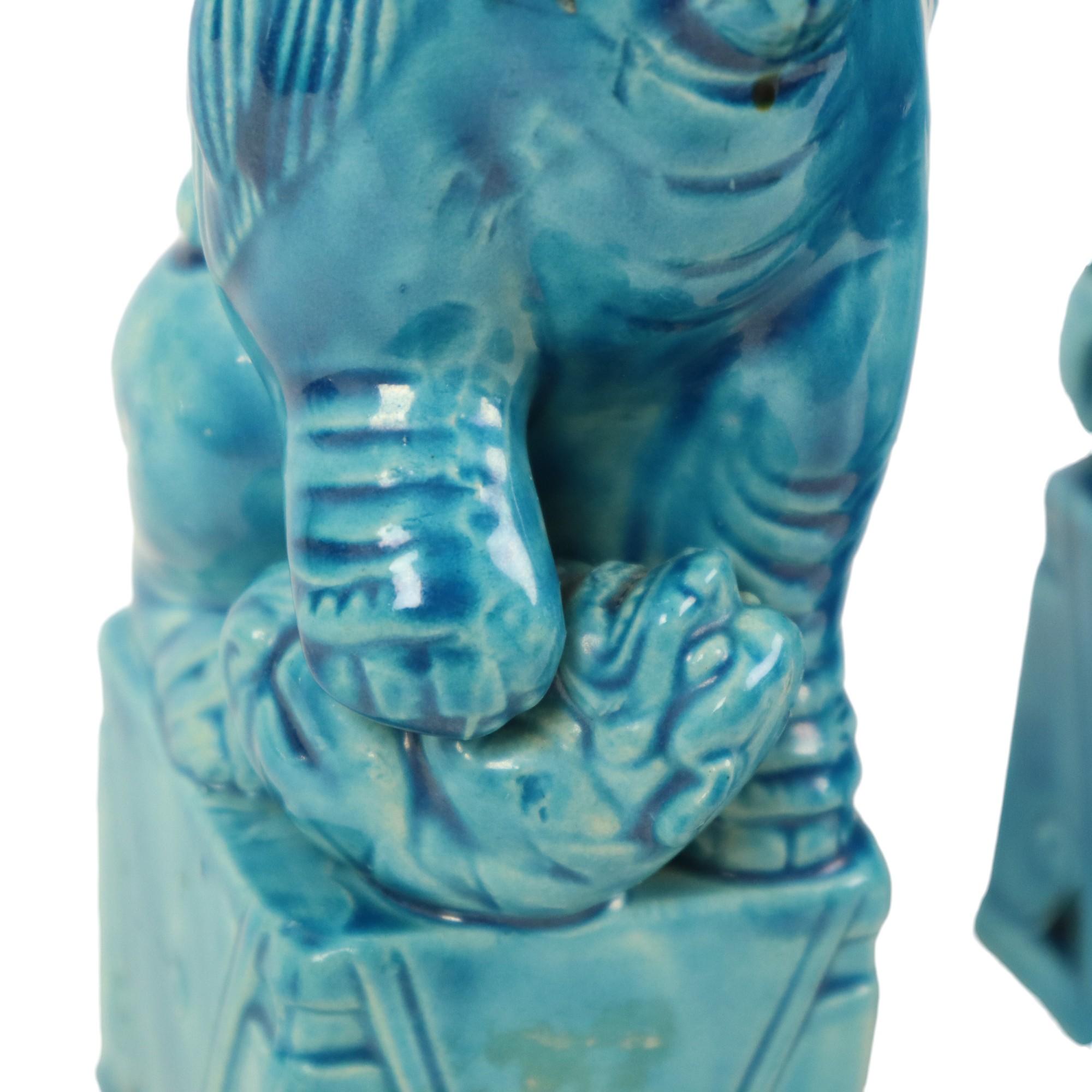 XX secolo Grande coppia Foo Dogs Temple Lions in ceramica turchese 25cm in vendita