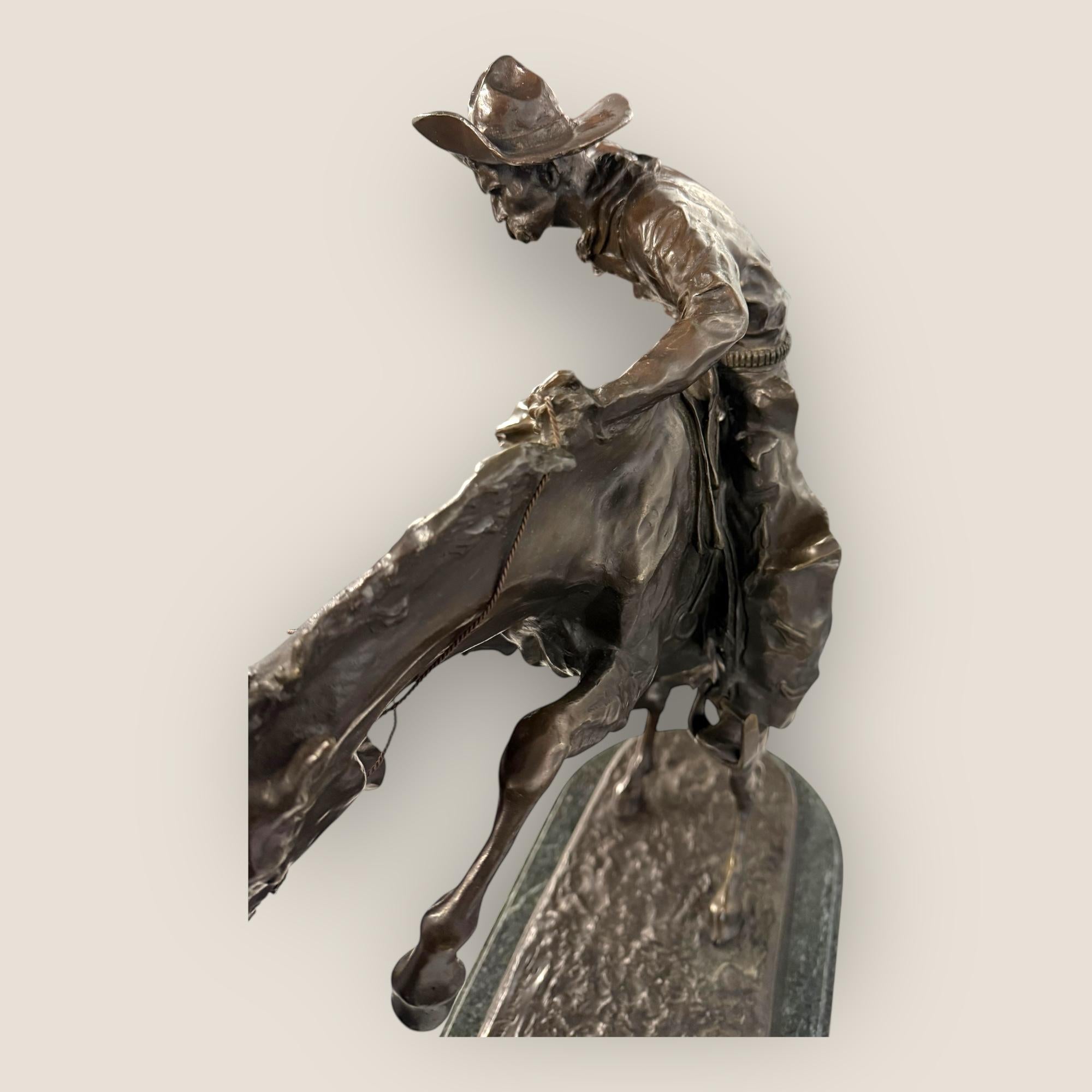 Grande cowboy in bronzo 'Bronco Buster' (after) Frederic Remington, inizio-metà del XX secolo in vendita 4