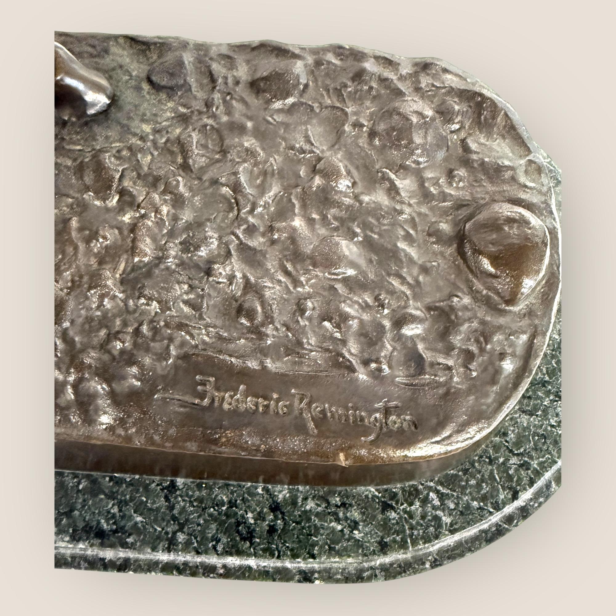 Grande cowboy in bronzo 'Bronco Buster' (after) Frederic Remington, inizio-metà del XX secolo in vendita 5