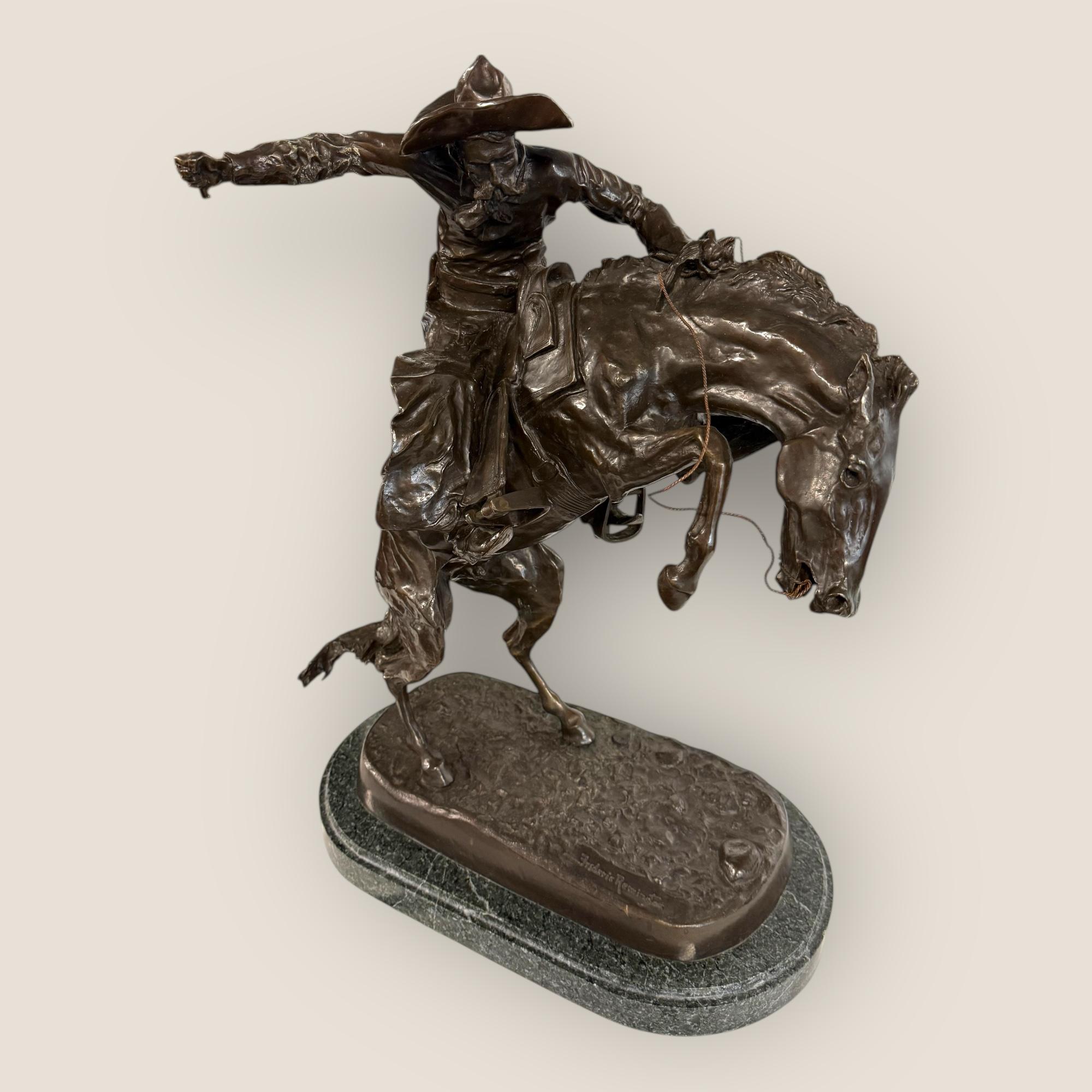 Grande cowboy in bronzo 'Bronco Buster' (after) Frederic Remington, inizio-metà del XX secolo in vendita 7