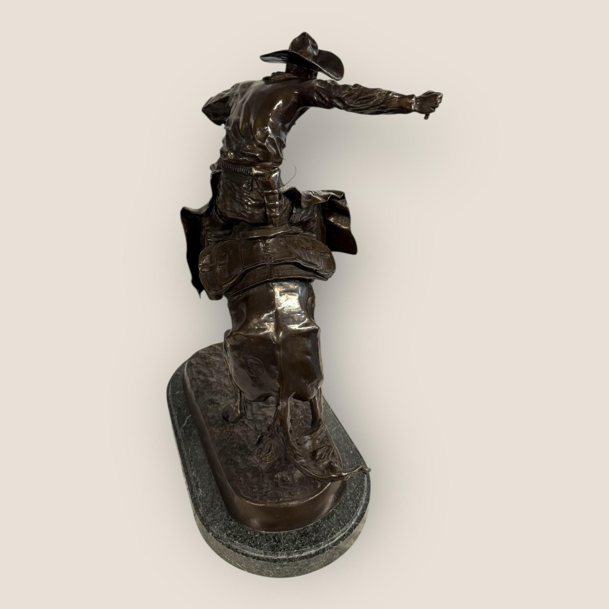 Grande cowboy in bronzo 'Bronco Buster' (after) Frederic Remington, inizio-metà del XX secolo in vendita 8