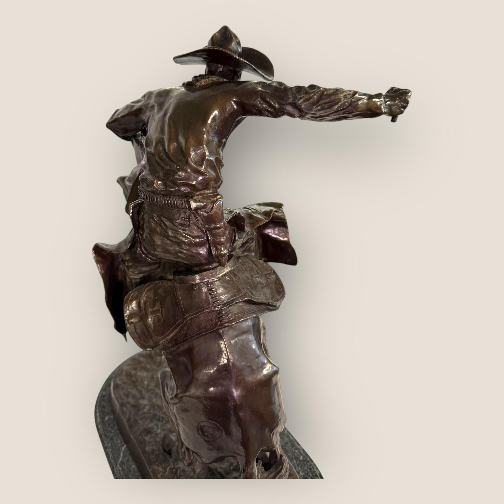 Grande cowboy in bronzo 'Bronco Buster' (after) Frederic Remington, inizio-metà del XX secolo in vendita 9