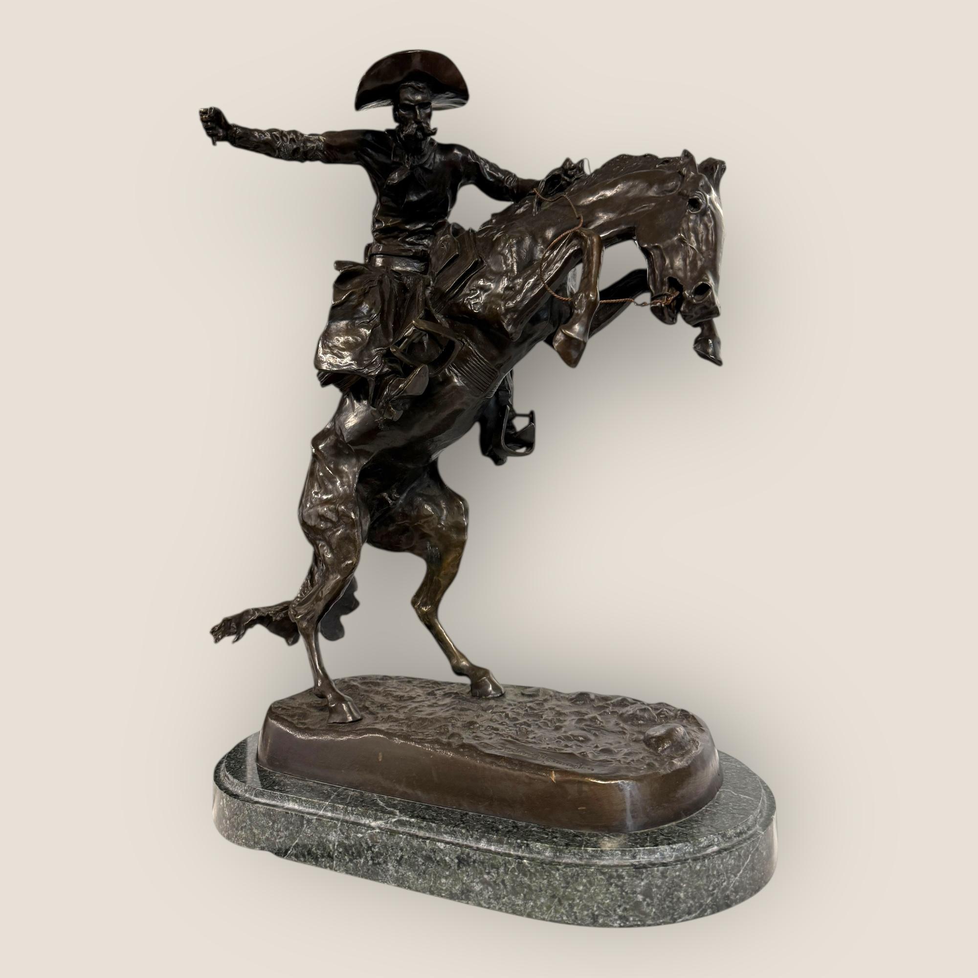 Grande cowboy in bronzo 'Bronco Buster' (after) Frederic Remington, inizio-metà del XX secolo in vendita 11