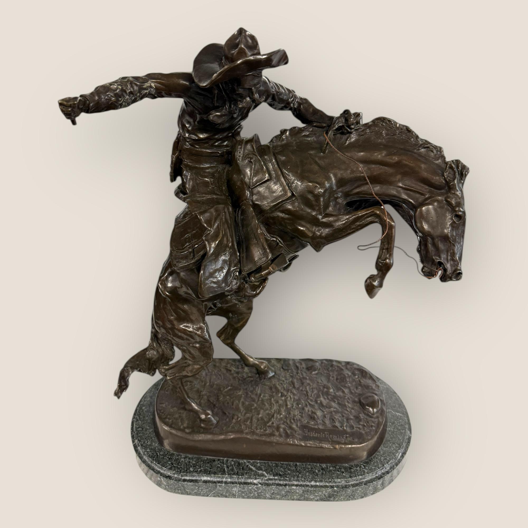 Qui abbiamo un impressionante Bronco Buster in bronzo dell'inizio della metà del XX secolo (after) Frederic Remington, montato su una sostanziosa base di marmo. Questo iconico modello raffigura un cowboy che cavalca un cavallo imbizzarrito,