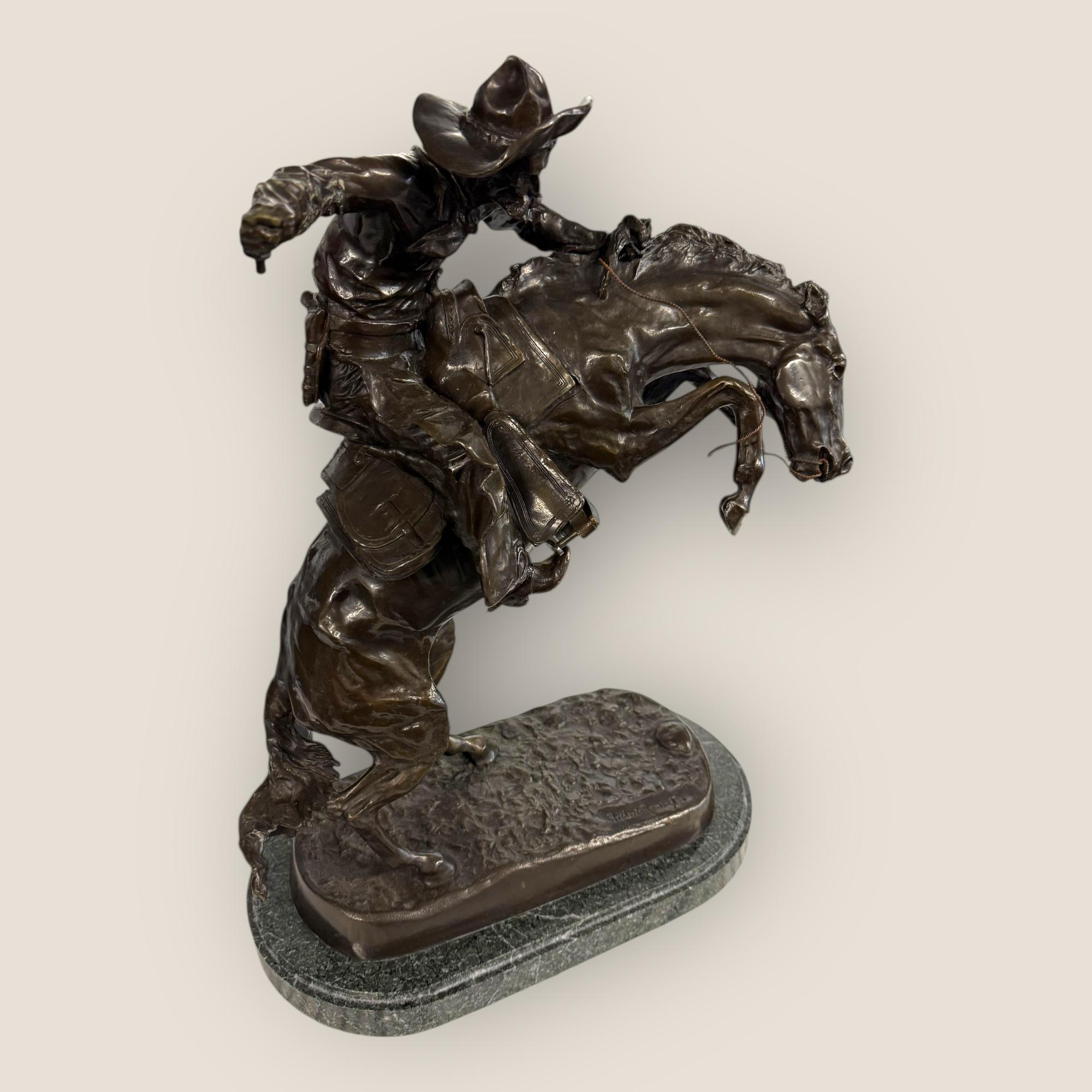 Classico americano Grande cowboy in bronzo 'Bronco Buster' (after) Frederic Remington, inizio-metà del XX secolo in vendita