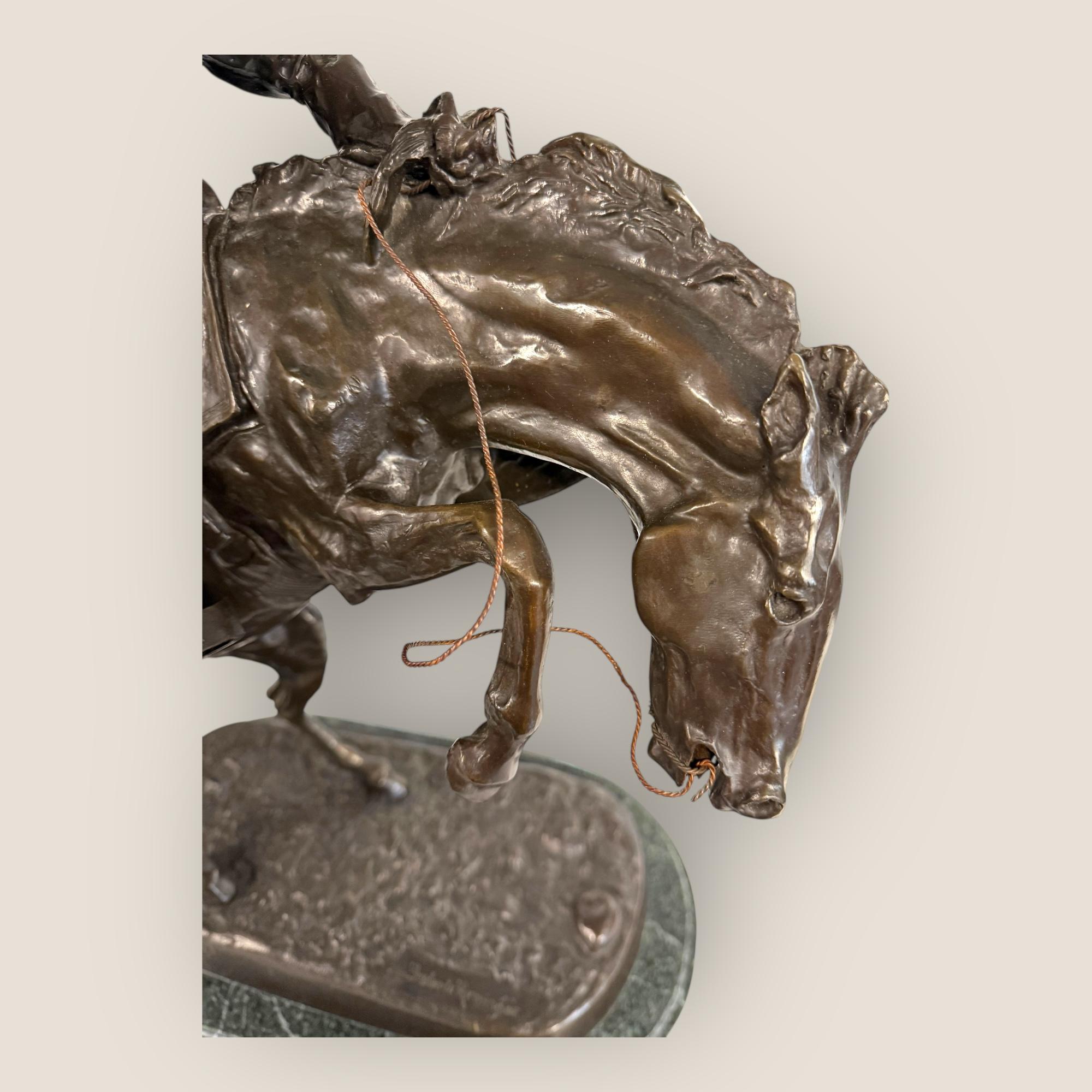 Americano Grande cowboy in bronzo 'Bronco Buster' (after) Frederic Remington, inizio-metà del XX secolo in vendita
