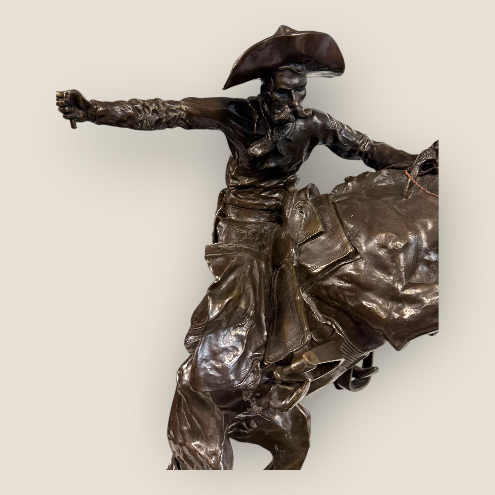 Oggetti in metallo Grande cowboy in bronzo 'Bronco Buster' (after) Frederic Remington, inizio-metà del XX secolo in vendita