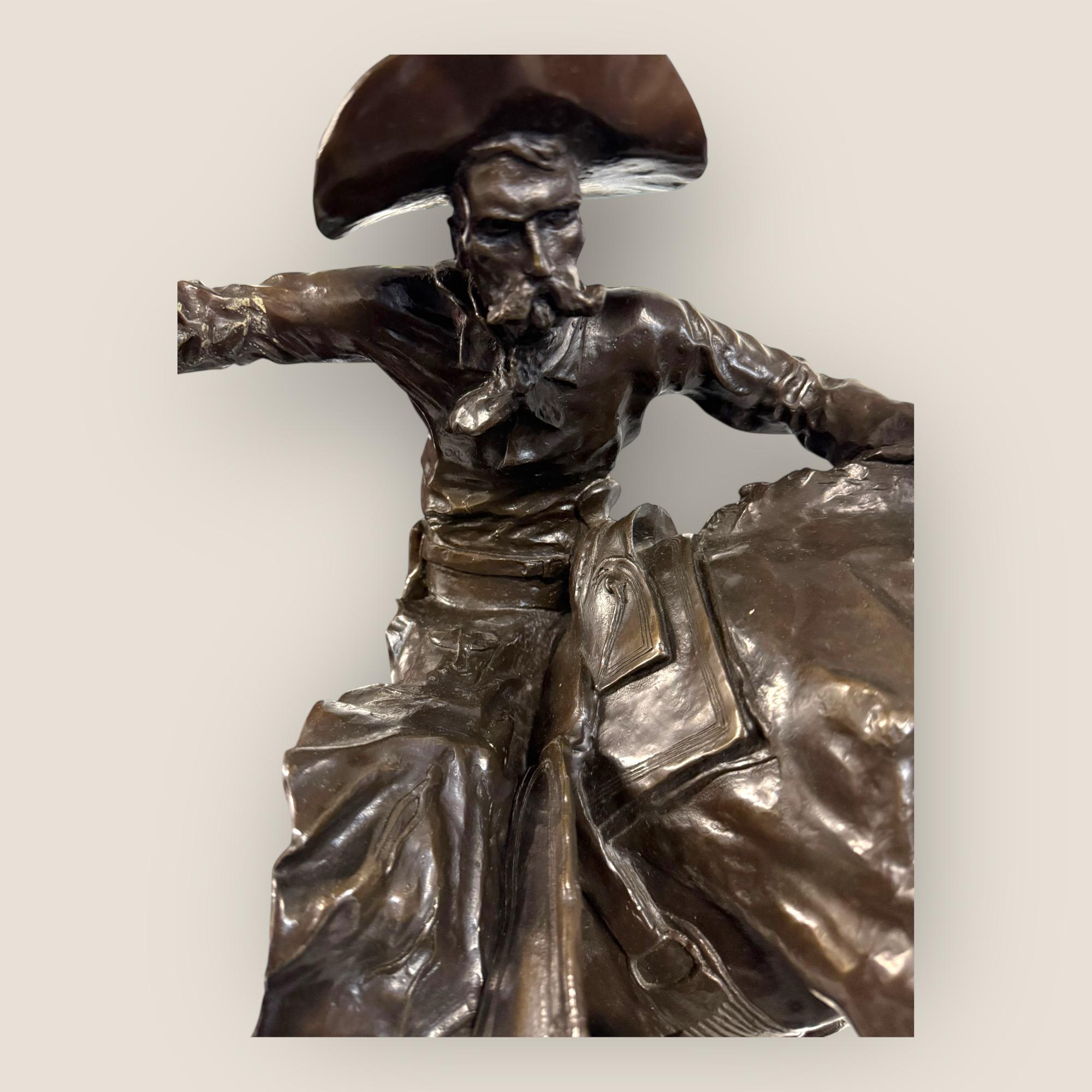 Grande cowboy in bronzo 'Bronco Buster' (after) Frederic Remington, inizio-metà del XX secolo In condizioni buone in vendita a King's Lynn, GB