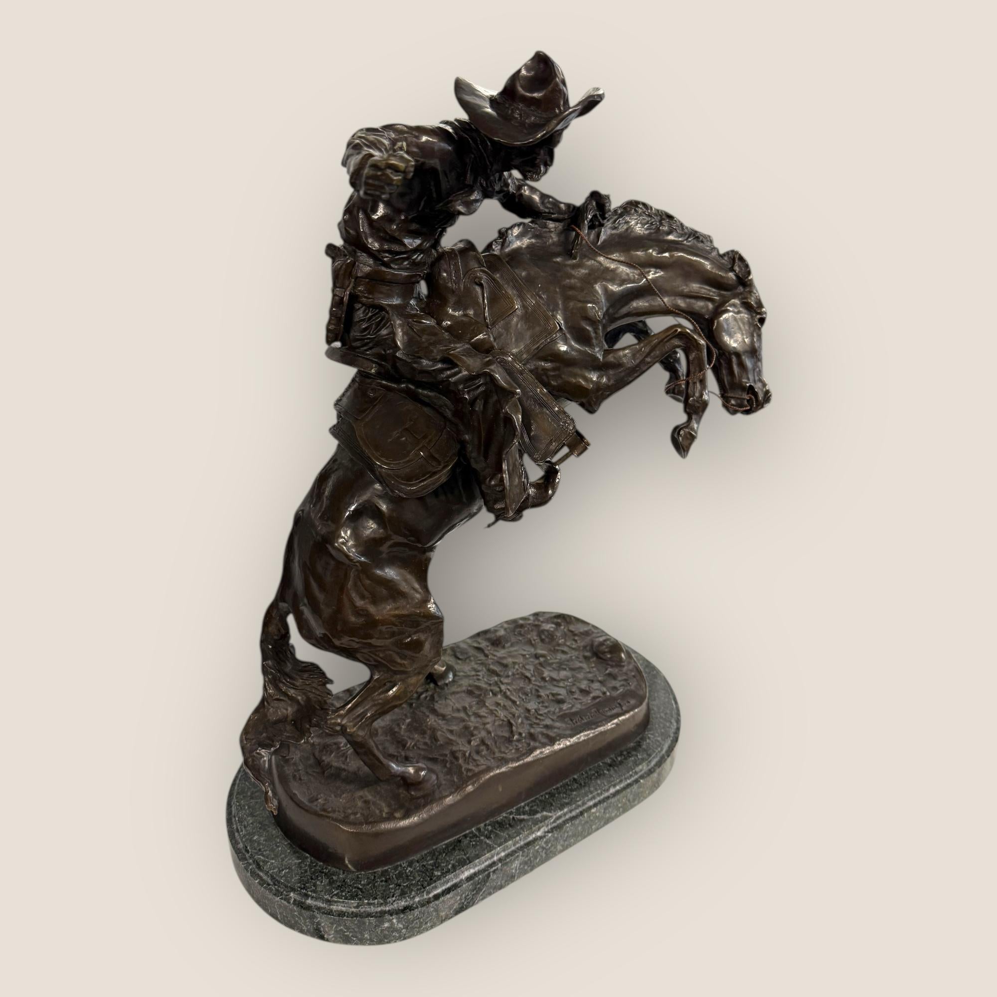 Bronzo Grande cowboy in bronzo 'Bronco Buster' (after) Frederic Remington, inizio-metà del XX secolo in vendita
