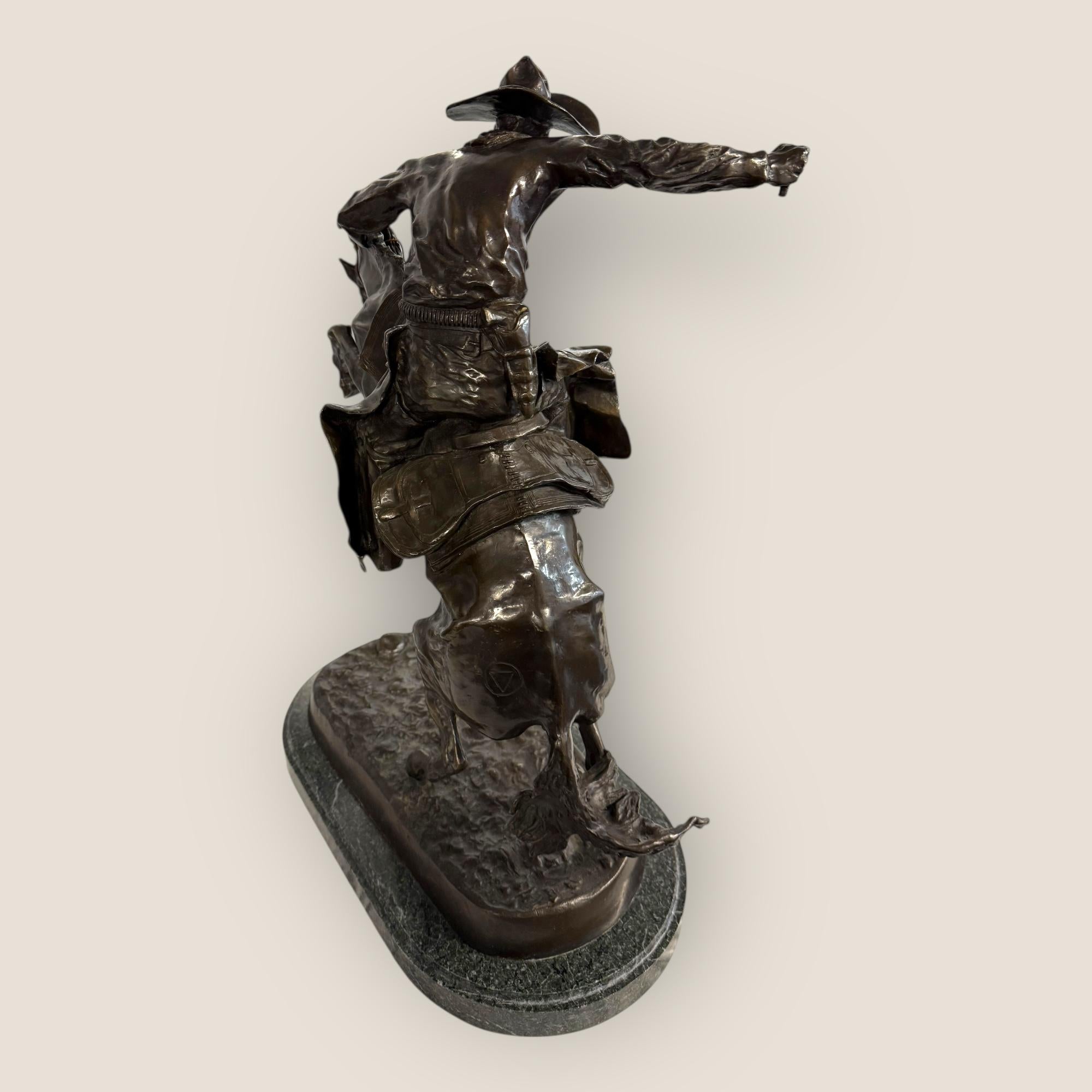 Grande cowboy in bronzo 'Bronco Buster' (after) Frederic Remington, inizio-metà del XX secolo in vendita 1