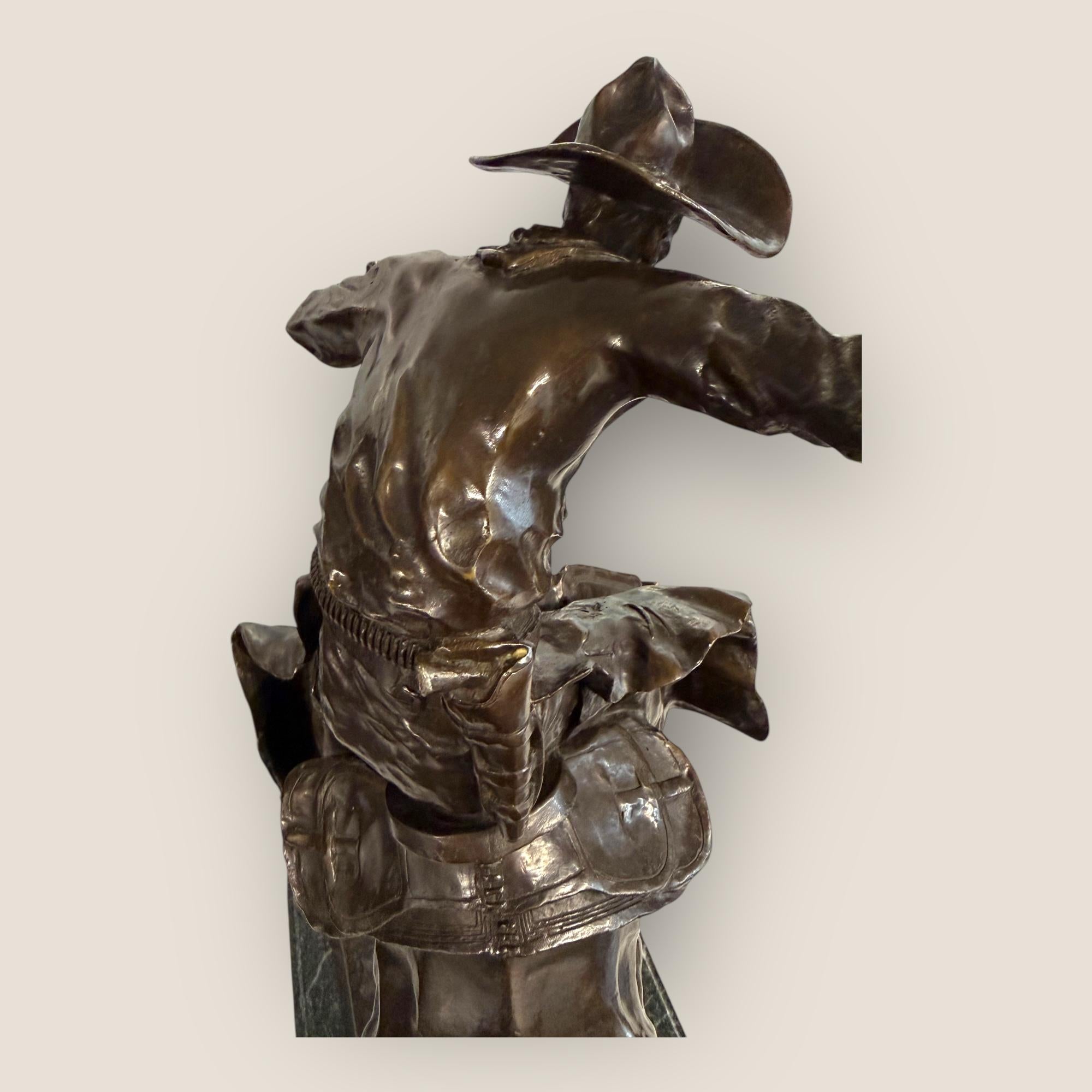 Grande cowboy in bronzo 'Bronco Buster' (after) Frederic Remington, inizio-metà del XX secolo in vendita 2