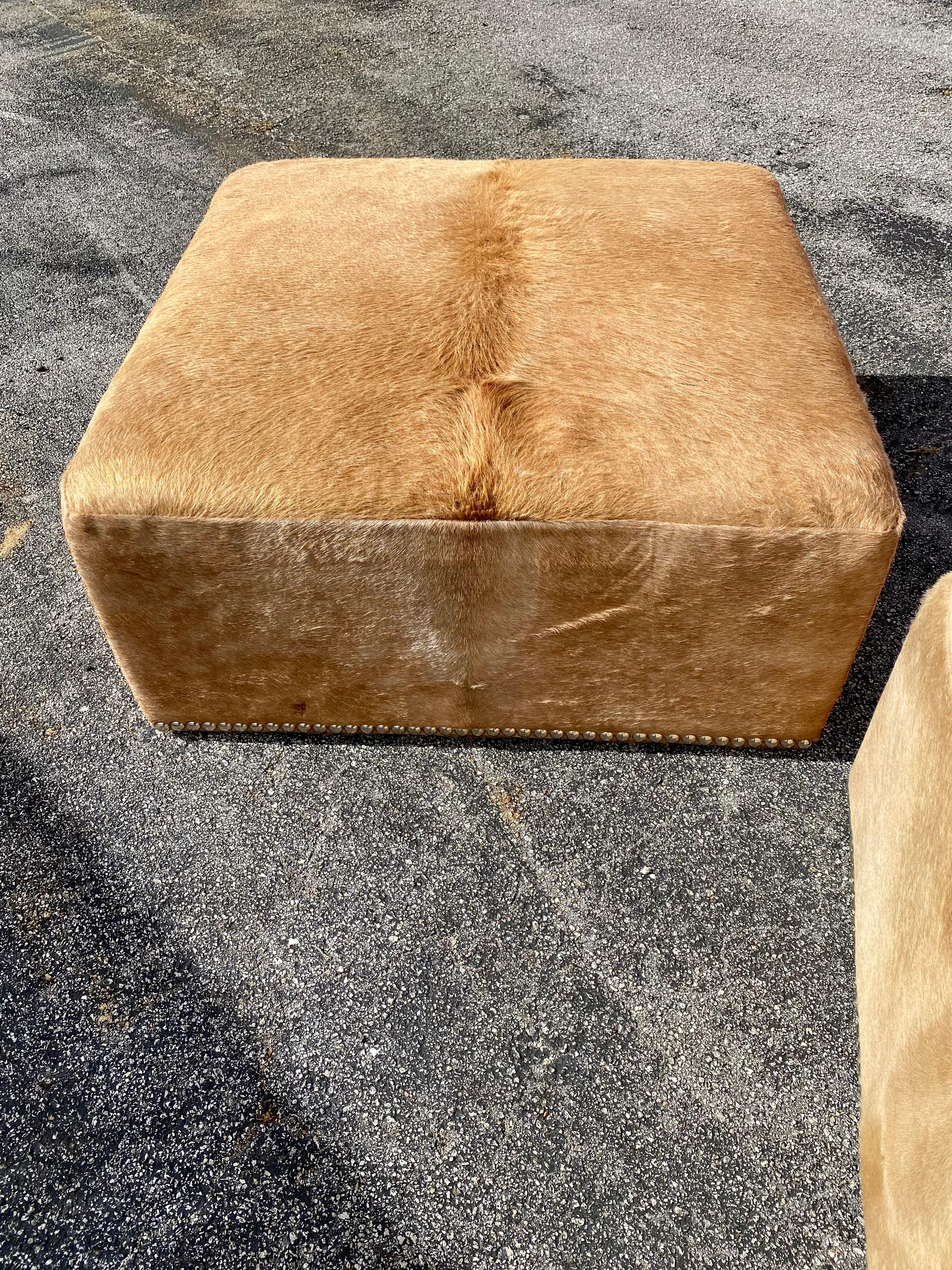 Pouf grande in pelle di mucca e chiodi, set di 2 in vendita 4