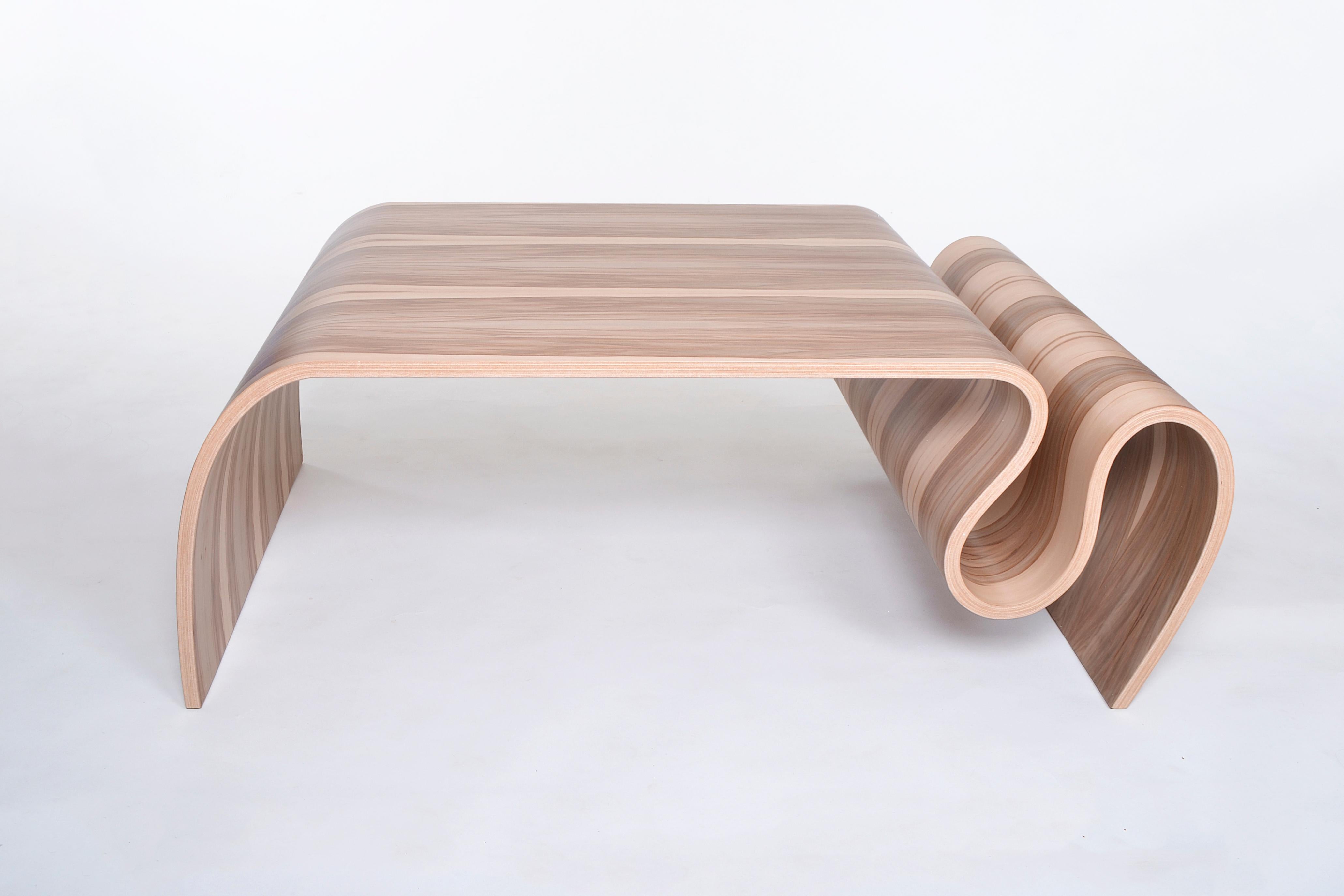 Das Design dieses Tisches ist sehr einzigartig und ungewöhnlich, es wäre ein großer Hauch von Modernität in Ihrem Haus Design.
Dieser Couchtisch ist aus laminiertem gebogenem Sperrholz und Sweet Gum Furnier gefertigt.
Gesamt e: 16