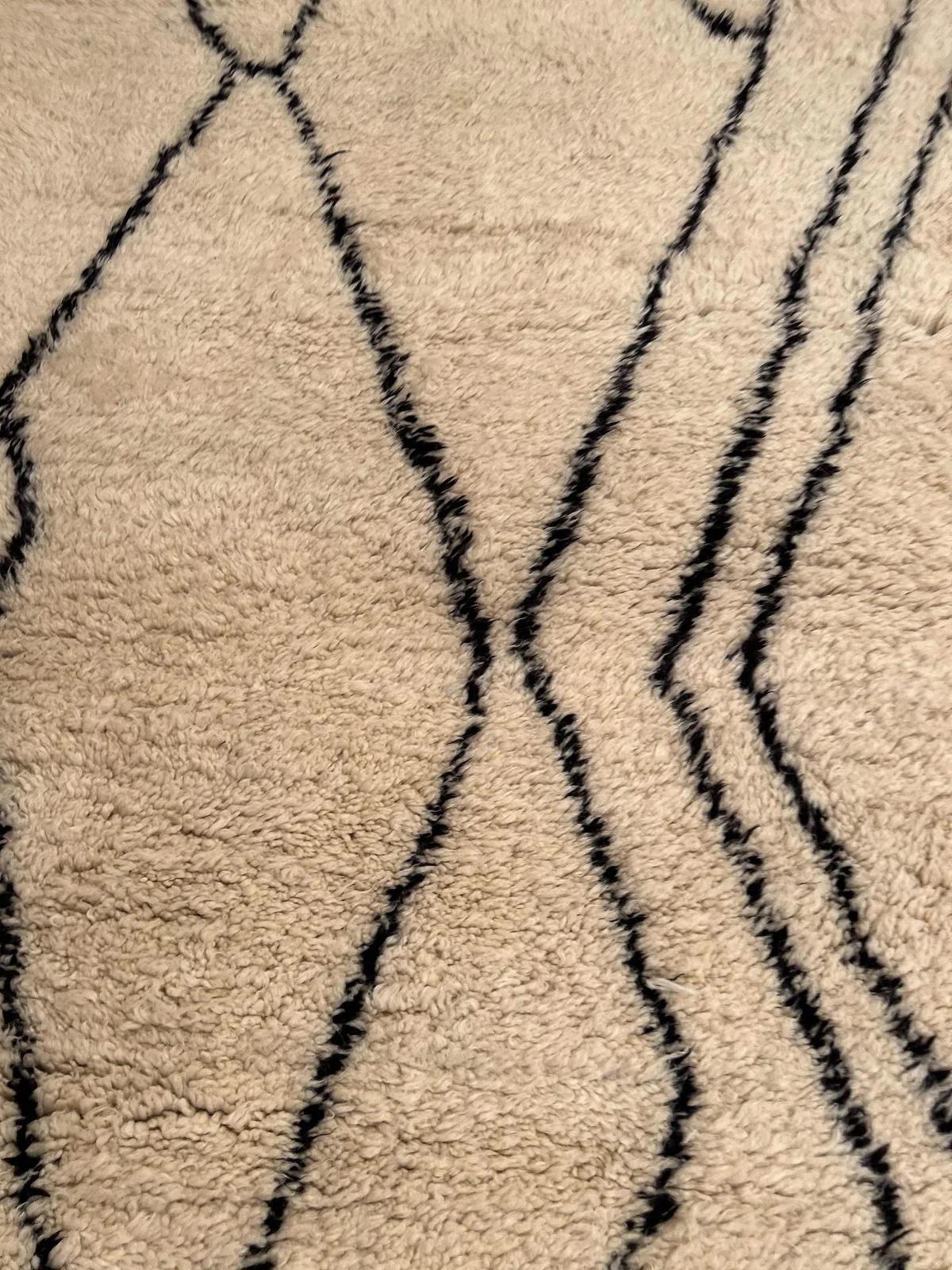 Großer cremefarbener moderner marokkanischer Beni M'Rirt-Teppich aus Wolle mit abstraktem schwarzem Liniendesign (Moderne) im Angebot