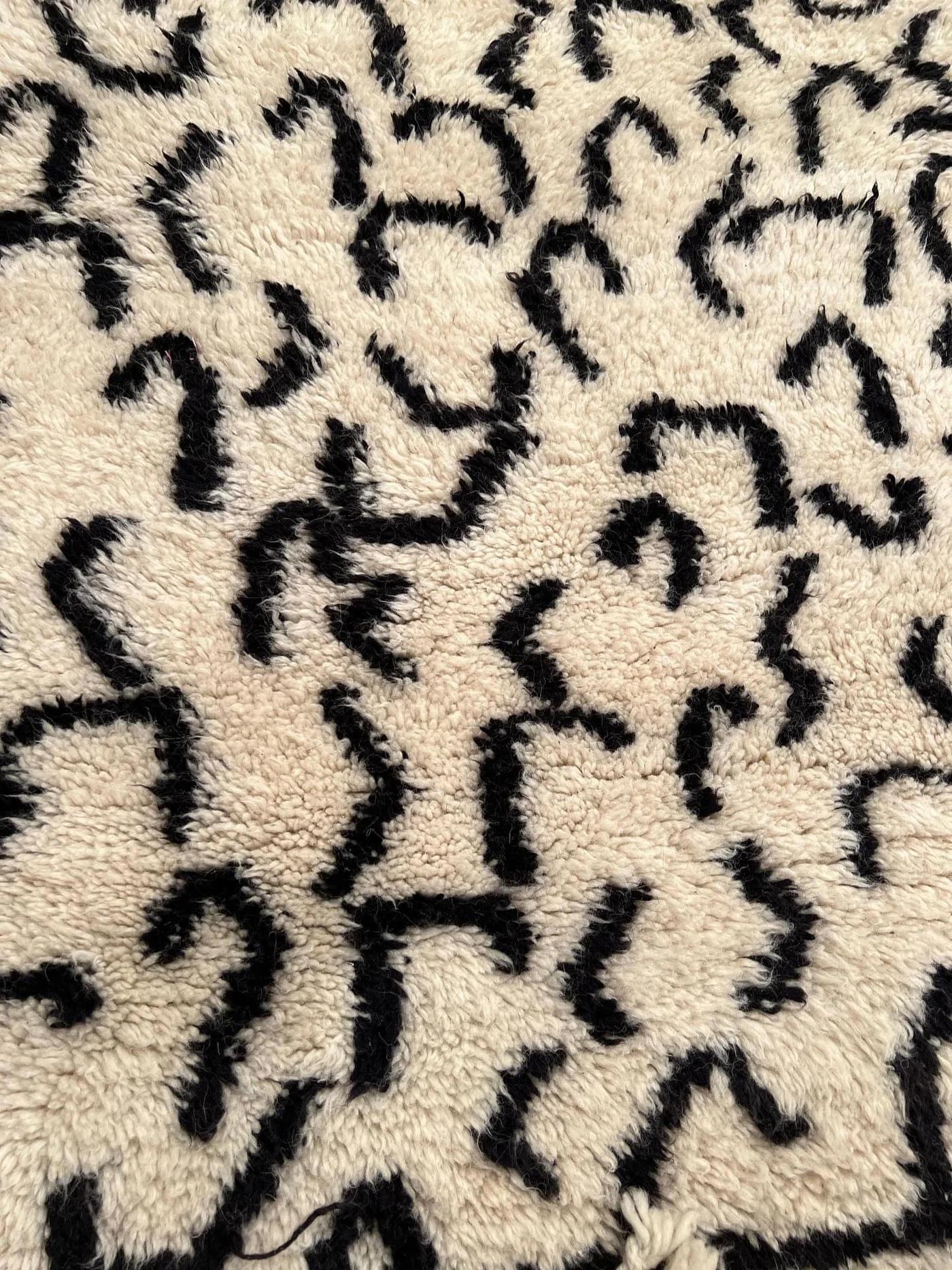 Großer cremefarbener moderner marokkanischer Beni M'Rirt-Teppich aus Wolle mit abstraktem schwarzem Liniendesign (Moderne) im Angebot
