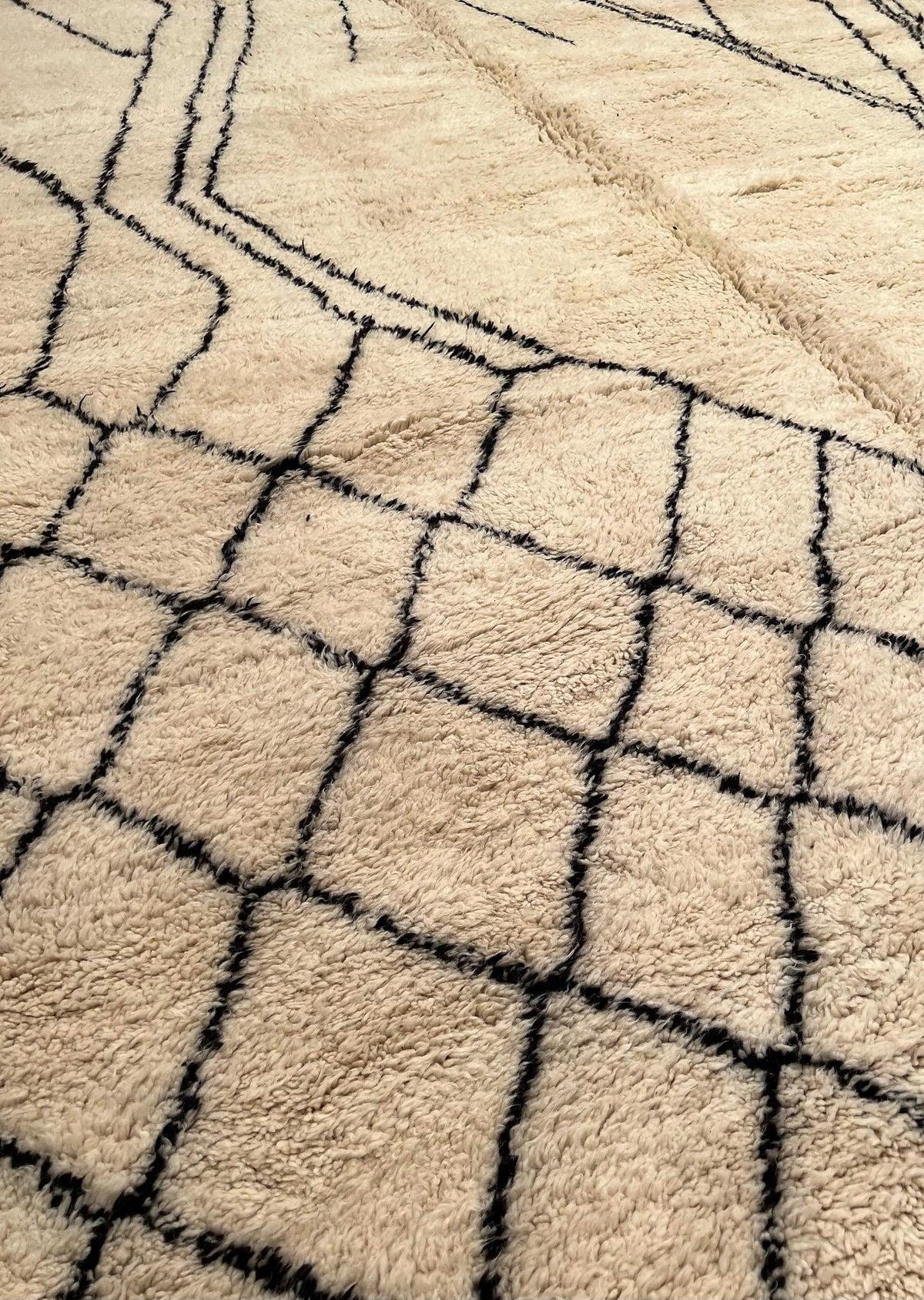 Großer cremefarbener moderner marokkanischer Beni M'Rirt-Teppich aus Wolle mit abstraktem schwarzem Liniendesign (Marokkanisch) im Angebot