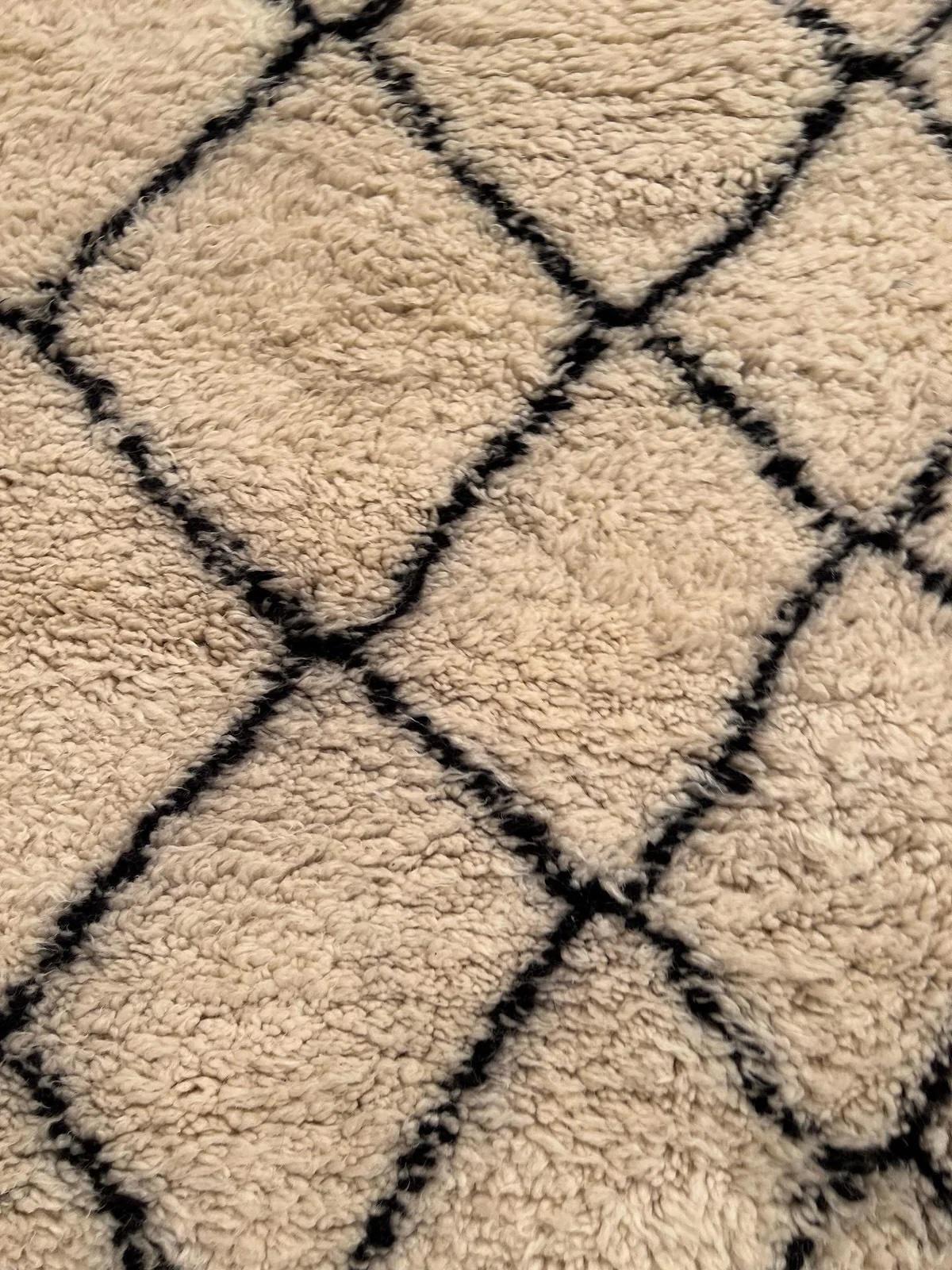 Großer cremefarbener moderner marokkanischer Beni M'Rirt-Teppich aus Wolle mit abstraktem schwarzem Liniendesign im Zustand „Neu“ im Angebot in Los Angeles, CA