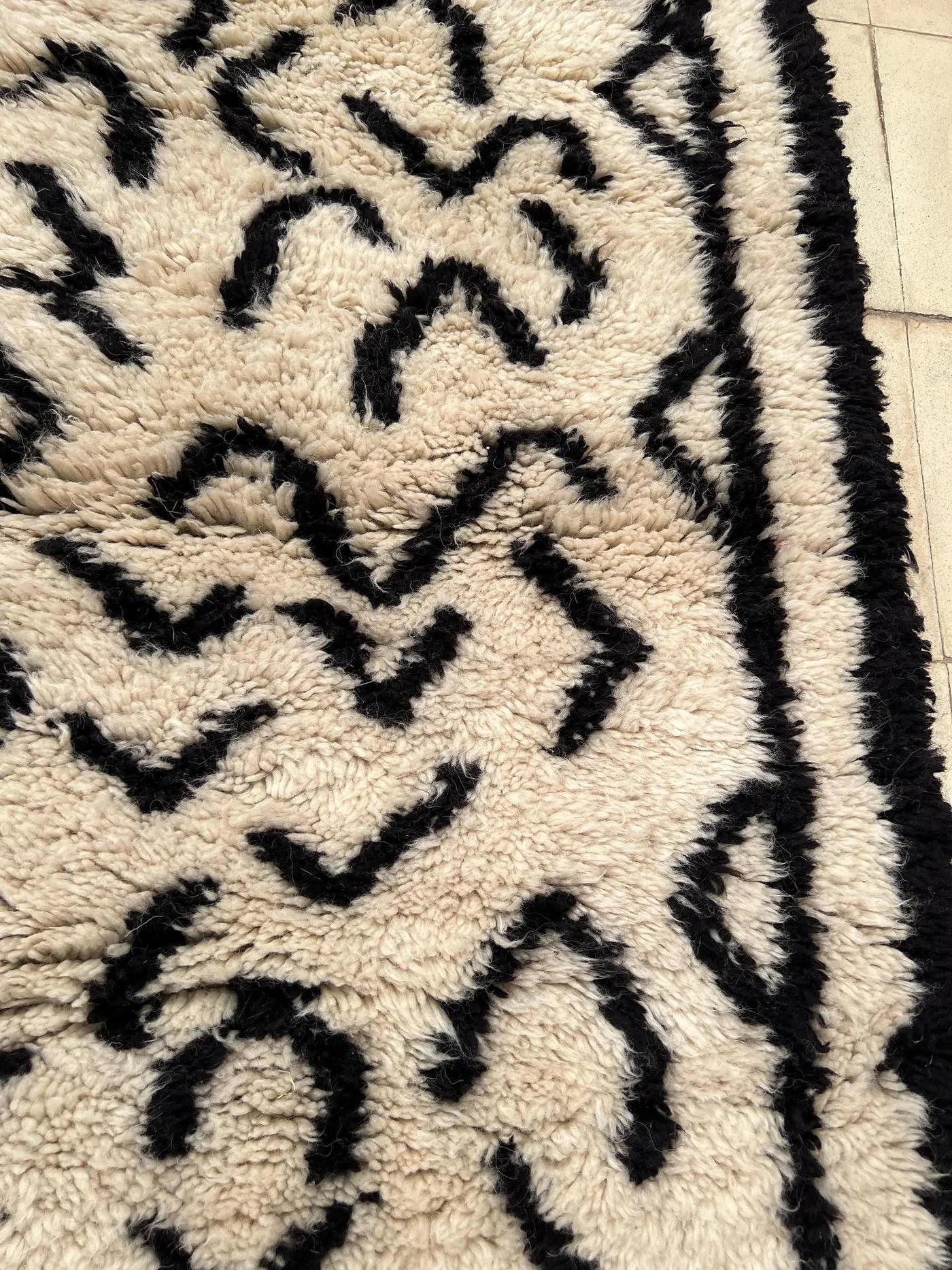 Großer cremefarbener moderner marokkanischer Beni M'Rirt-Teppich aus Wolle mit abstraktem schwarzem Liniendesign im Zustand „Neu“ im Angebot in Los Angeles, CA