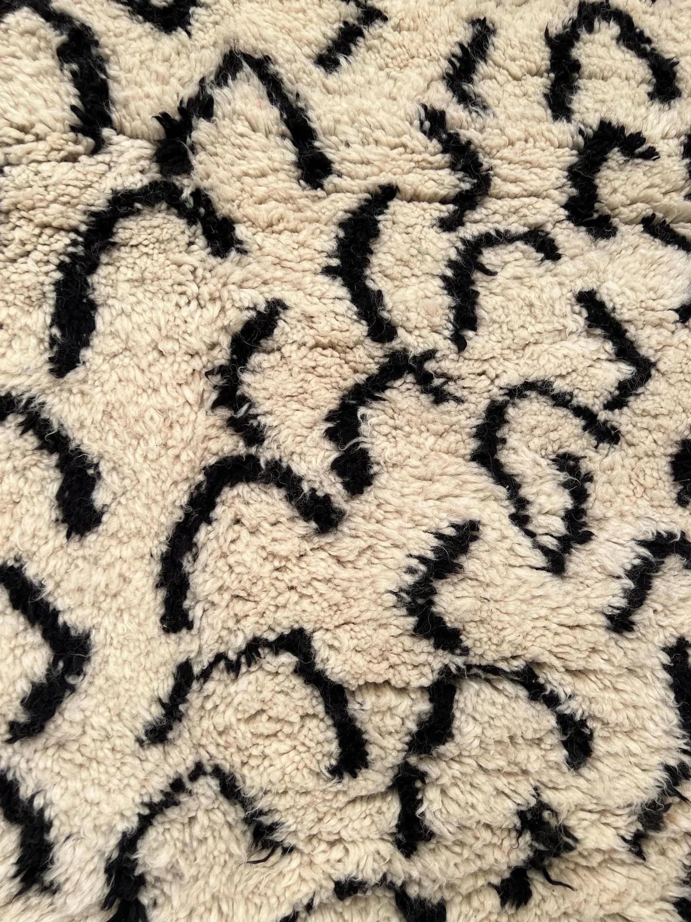 Großer cremefarbener moderner marokkanischer Beni M'Rirt-Teppich aus Wolle mit abstraktem schwarzem Liniendesign (21. Jahrhundert und zeitgenössisch) im Angebot