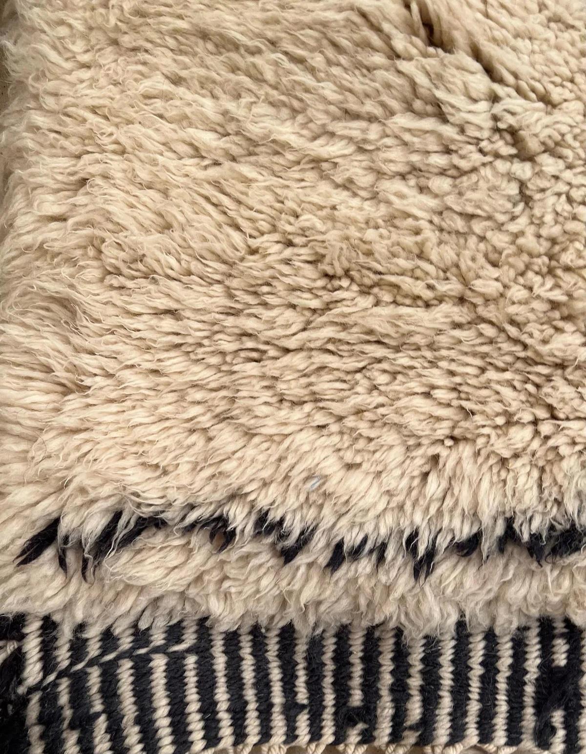 Großer cremefarbener moderner marokkanischer Beni M'Rirt-Teppich aus Wolle mit abstraktem schwarzem Liniendesign im Angebot 1