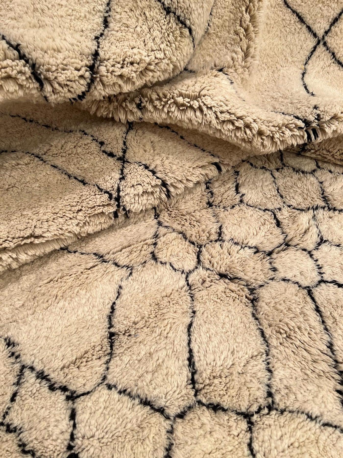 Questo grande tappeto neutro color crema tessuto a mano Beni Ourain è stato realizzato a mano da abili artigiani nelle montagne dell'Atlante utilizzando lana marocchina di altissima qualità. È impressionante sia per le dimensioni che per il design