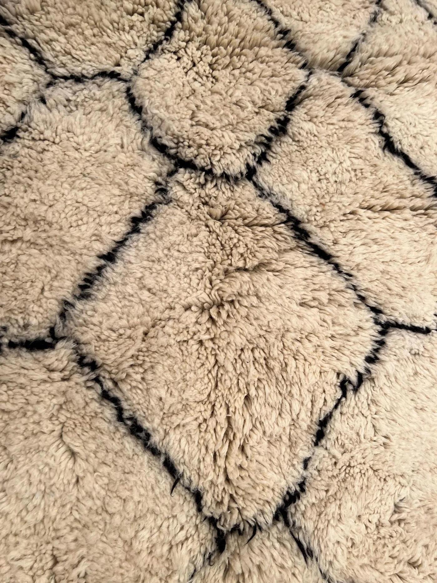 Moderno Grande tappeto marocchino moderno in lana Beni Ourain color crema con design astratto a linee nere in vendita