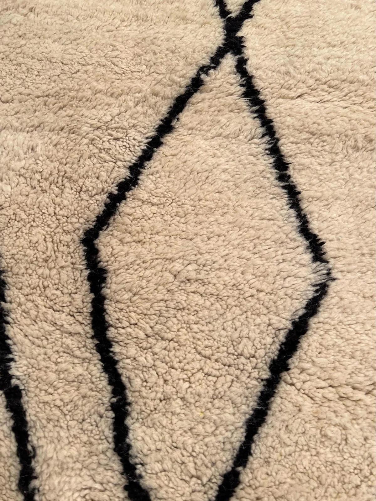 Large Cream Modern Moroccan Wool Beni Ourain Rug with Abstract Black Line Design In New Condition For Sale In Los Angeles, CA