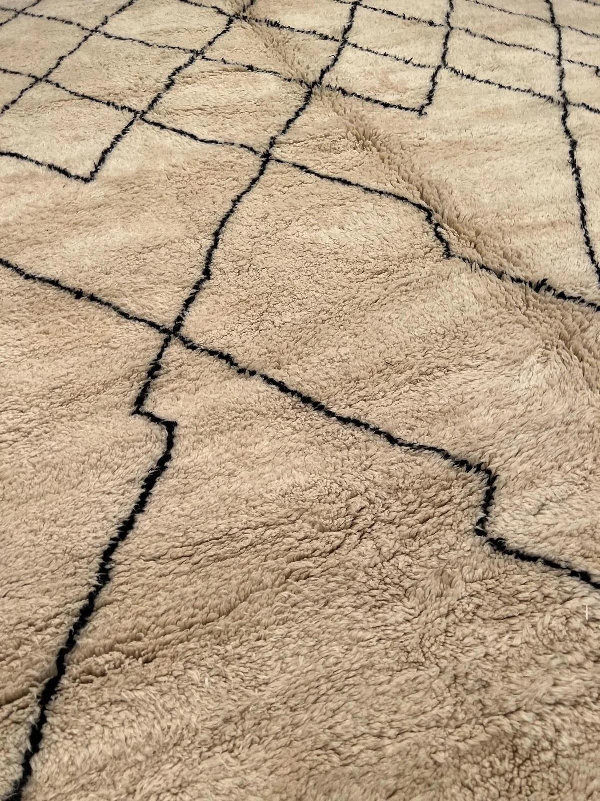 Large Cream Modern Moroccan Wool Beni Ourain Rug with Abstract Black Line Design In New Condition For Sale In Los Angeles, CA