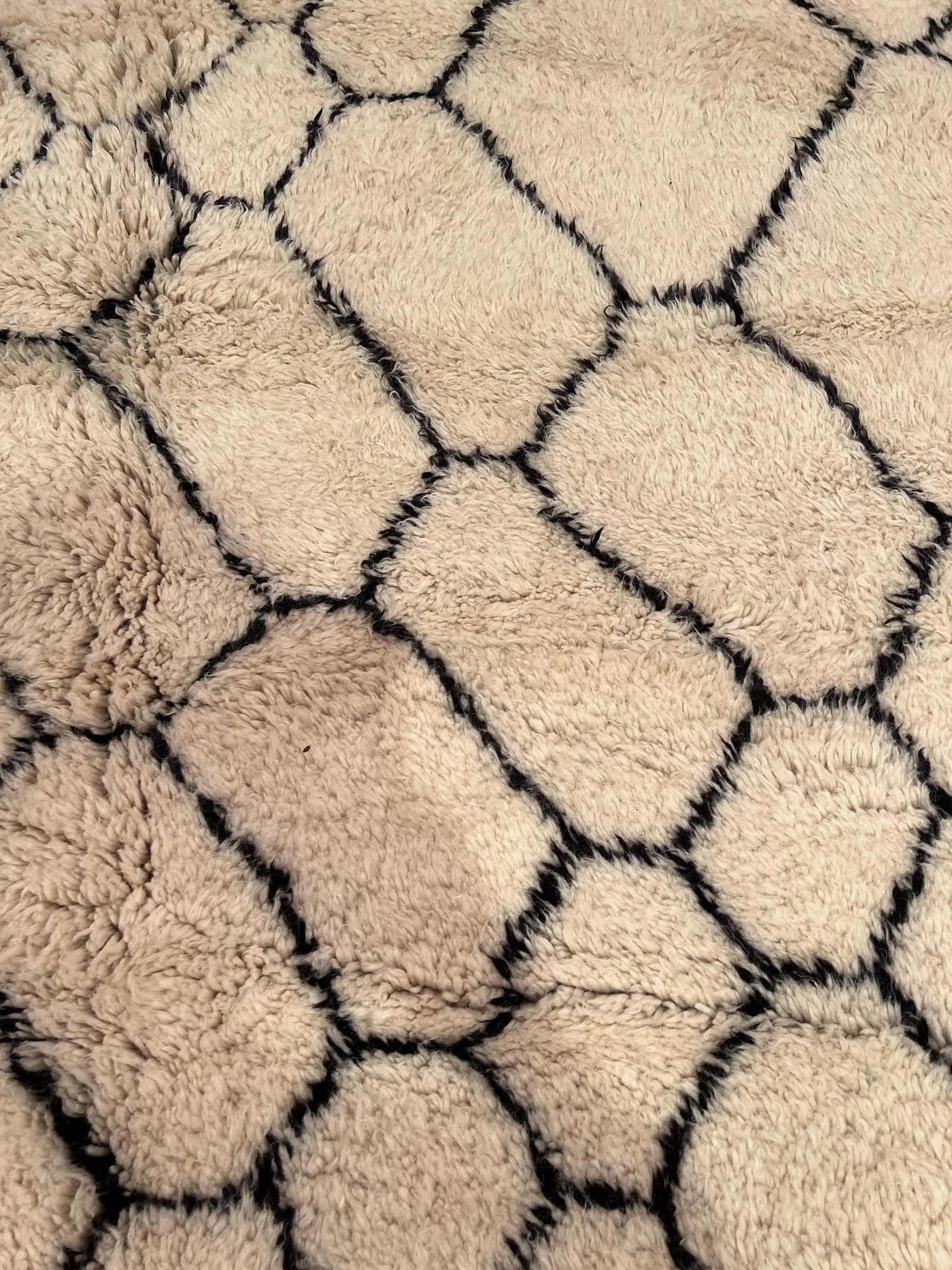 Marocchino Grande tappeto marocchino moderno in lana Beni Ourain color crema con design astratto a linee nere in vendita