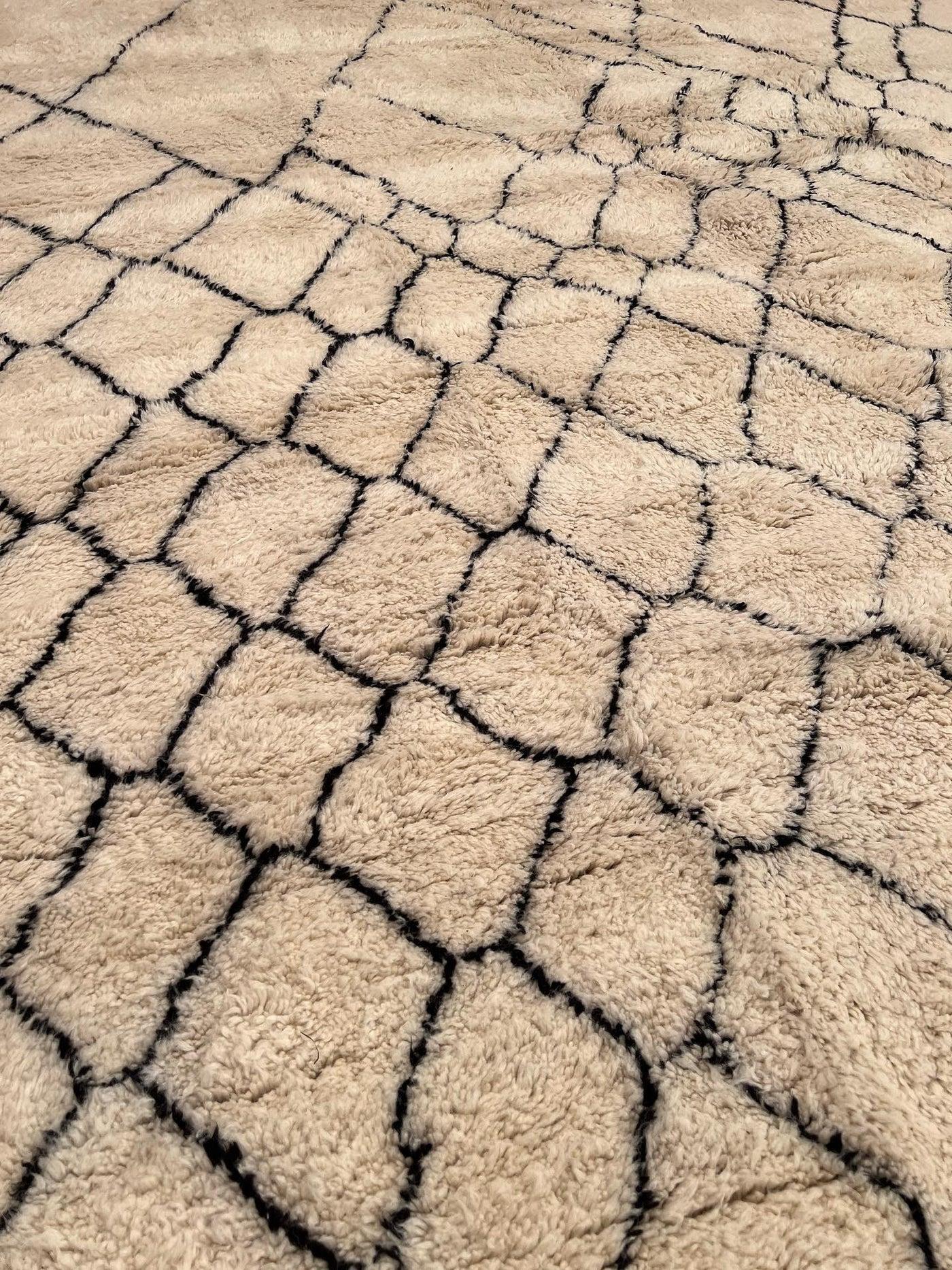 Tessuto Grande tappeto marocchino moderno in lana Beni Ourain color crema con design astratto a linee nere in vendita