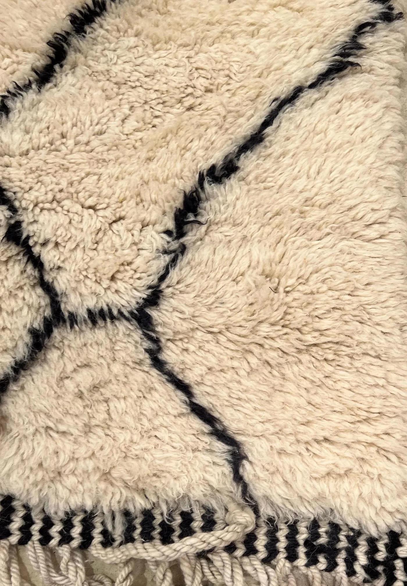 Grande tappeto marocchino moderno in lana Beni Ourain color crema con design astratto a linee nere In condizioni Nuovo in vendita a Los Angeles, CA