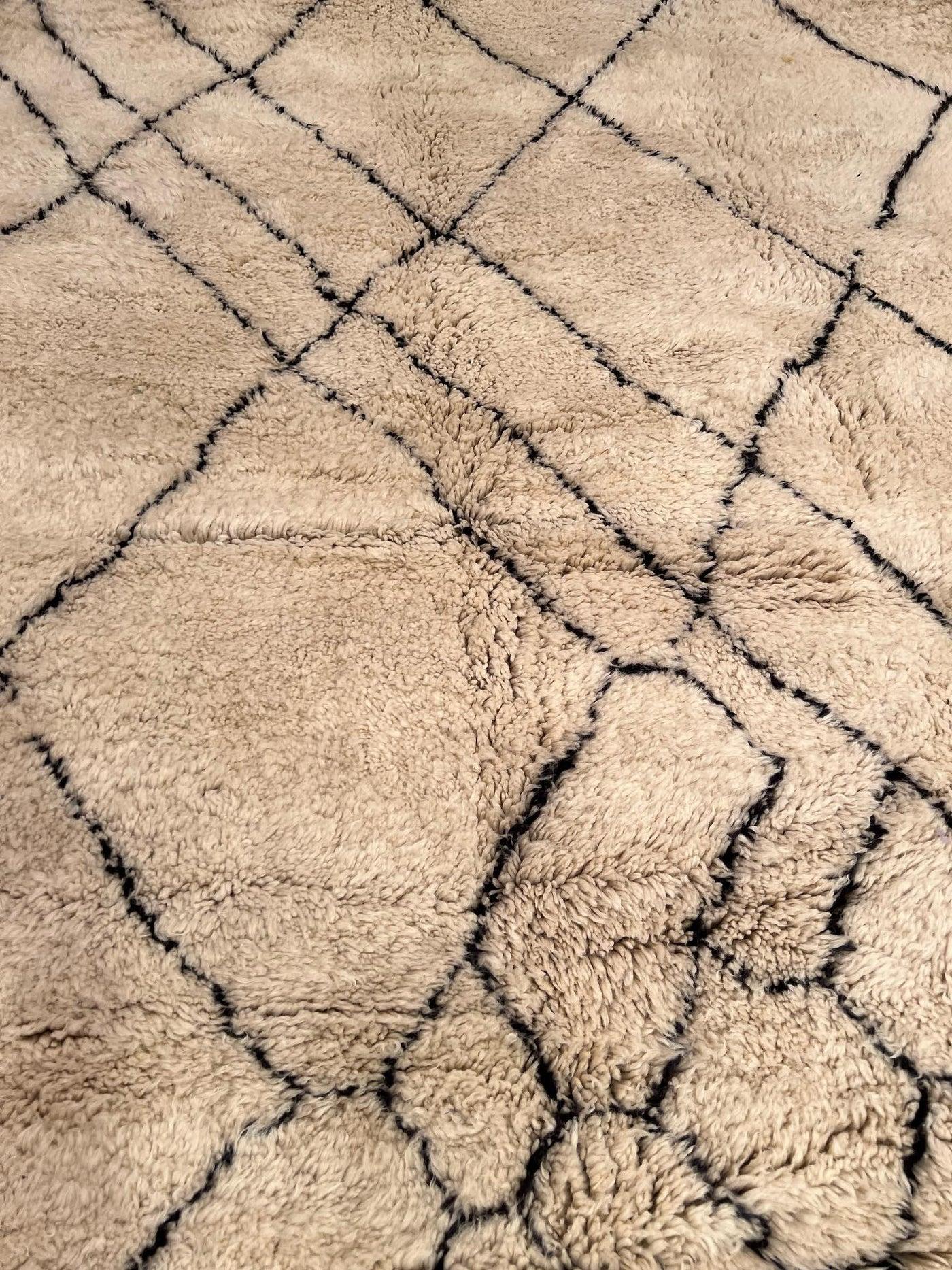 XXI secolo e contemporaneo Grande tappeto marocchino moderno in lana Beni Ourain color crema con design astratto a linee nere in vendita