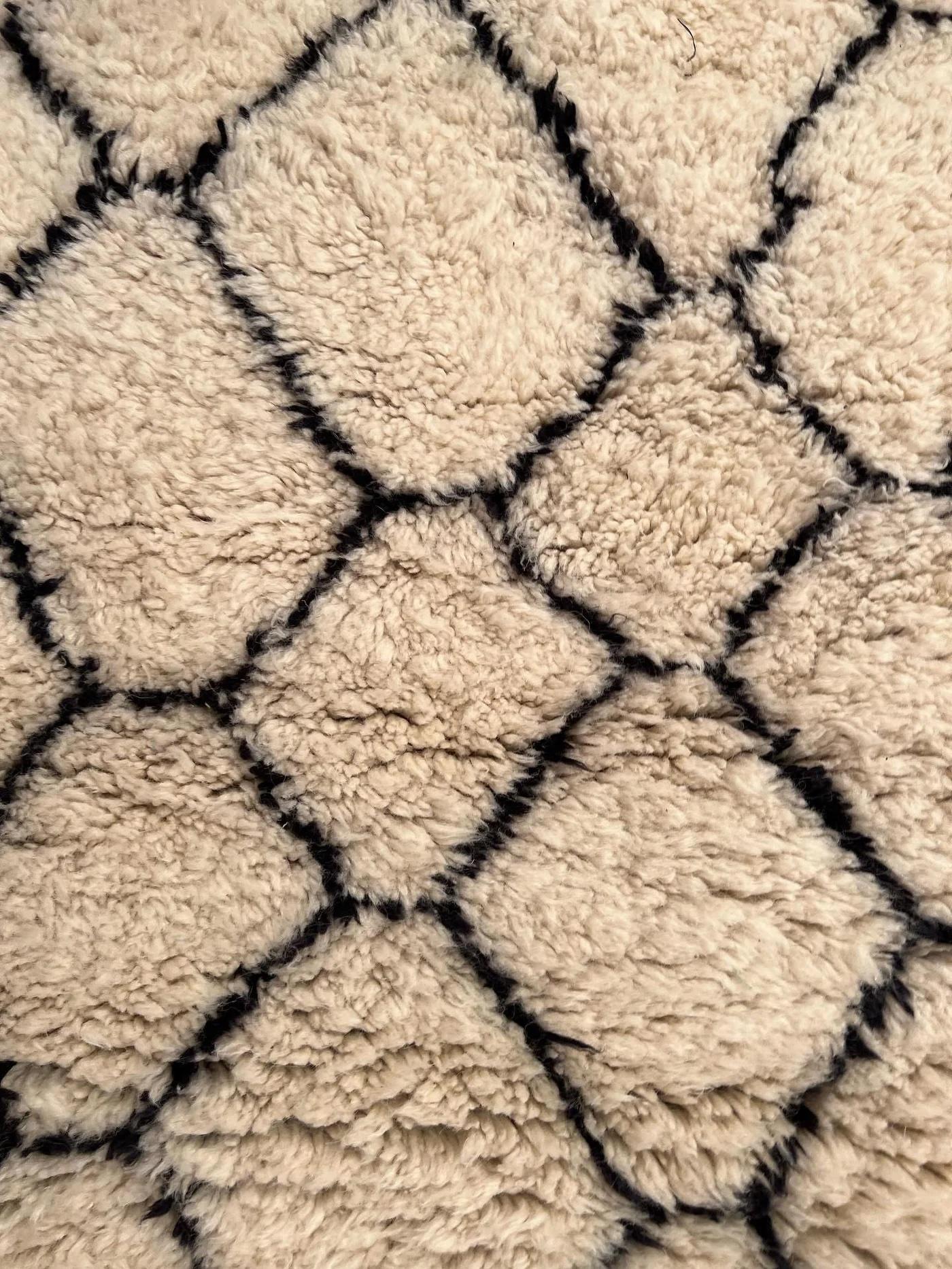 Lana Grande tappeto marocchino moderno in lana Beni Ourain color crema con design astratto a linee nere in vendita