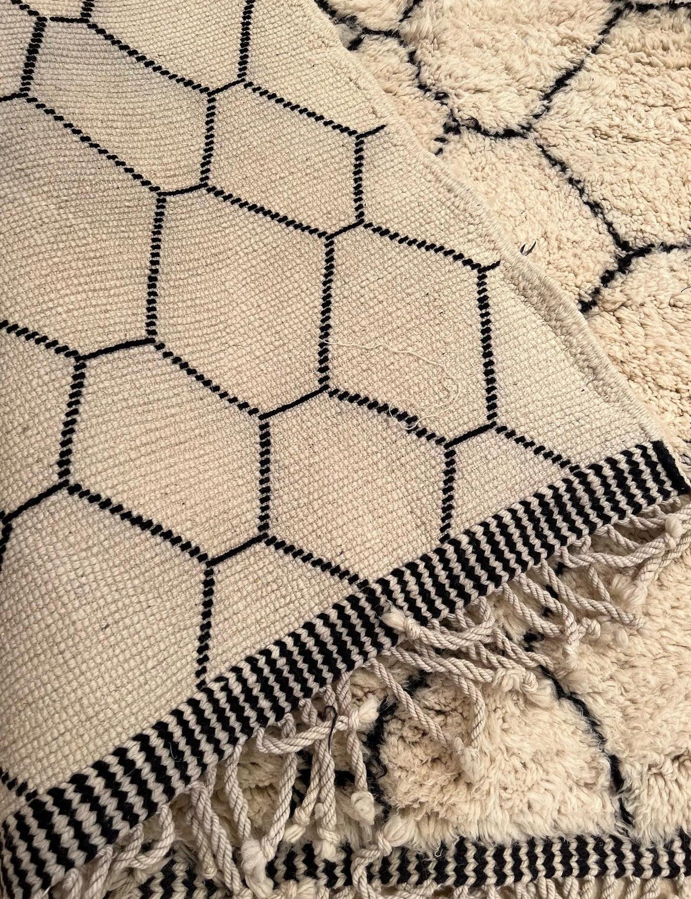 Grande tappeto marocchino moderno in lana Beni Ourain color crema con design astratto a linee nere in vendita 1