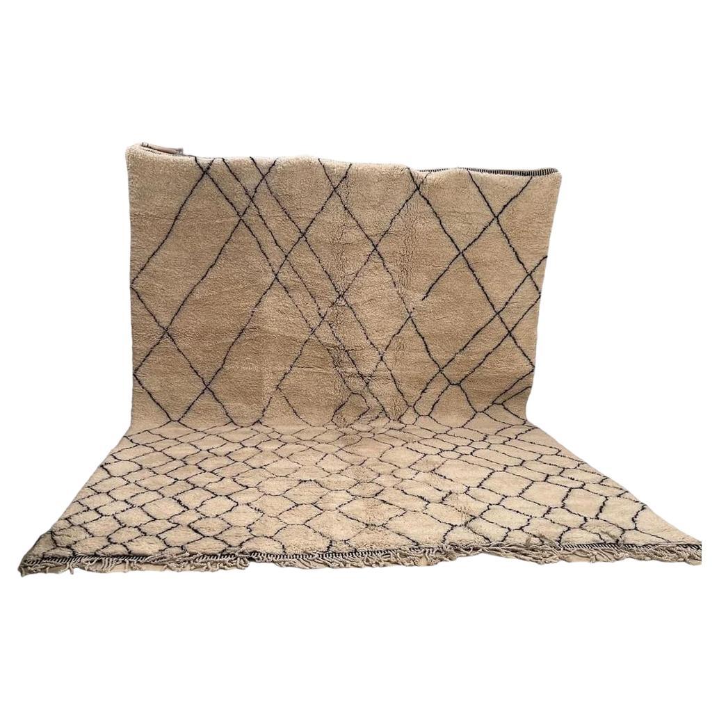 Grande tappeto marocchino moderno in lana Beni Ourain color crema con design astratto a linee nere