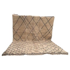 Grande tappeto marocchino moderno in lana Beni Ourain color crema con design astratto a linee nere