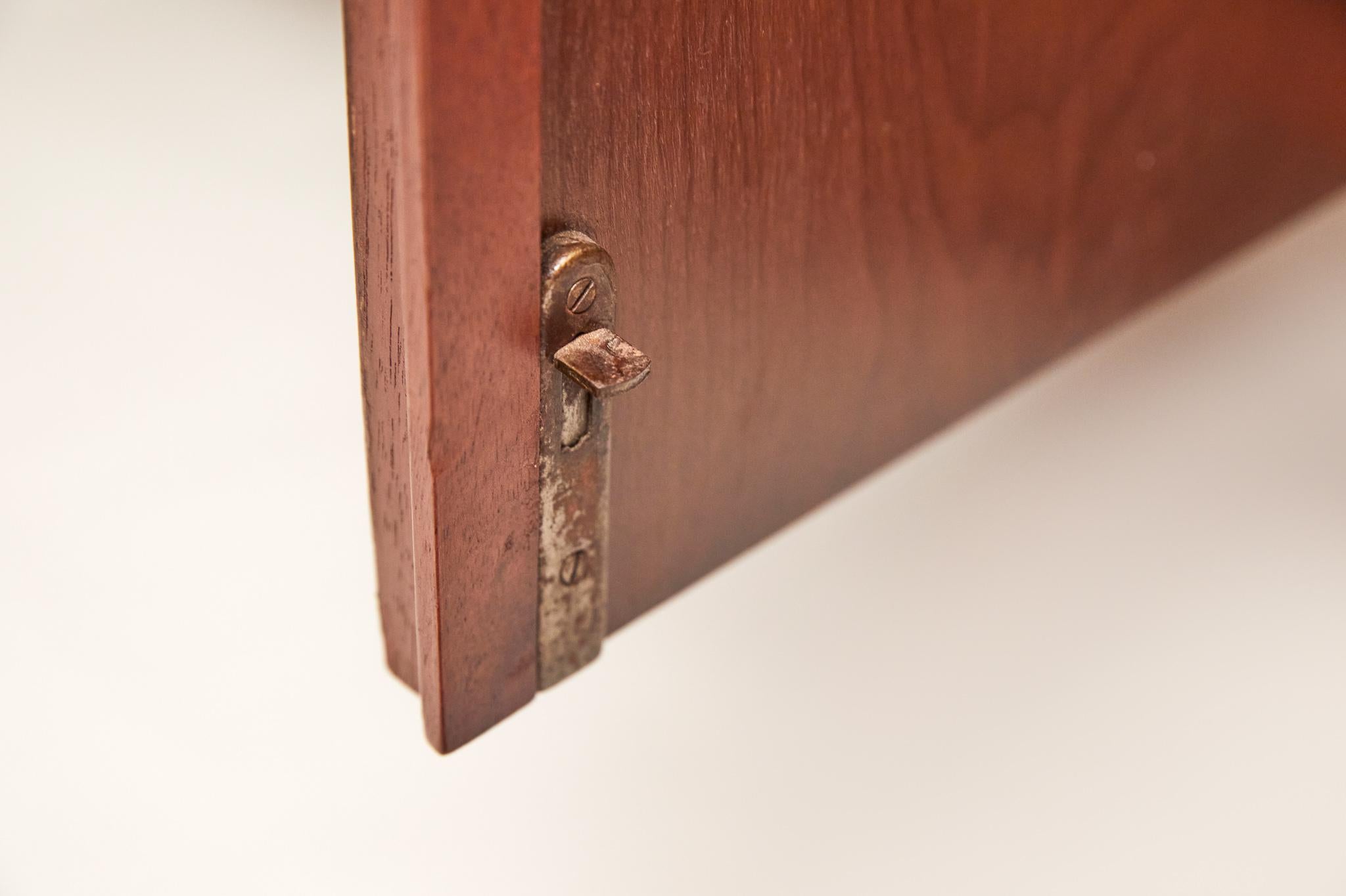 Credenza moderna de mediados de siglo en madera dura de Caviuna de Giuseppe Scapinelli, 1956 en venta 2