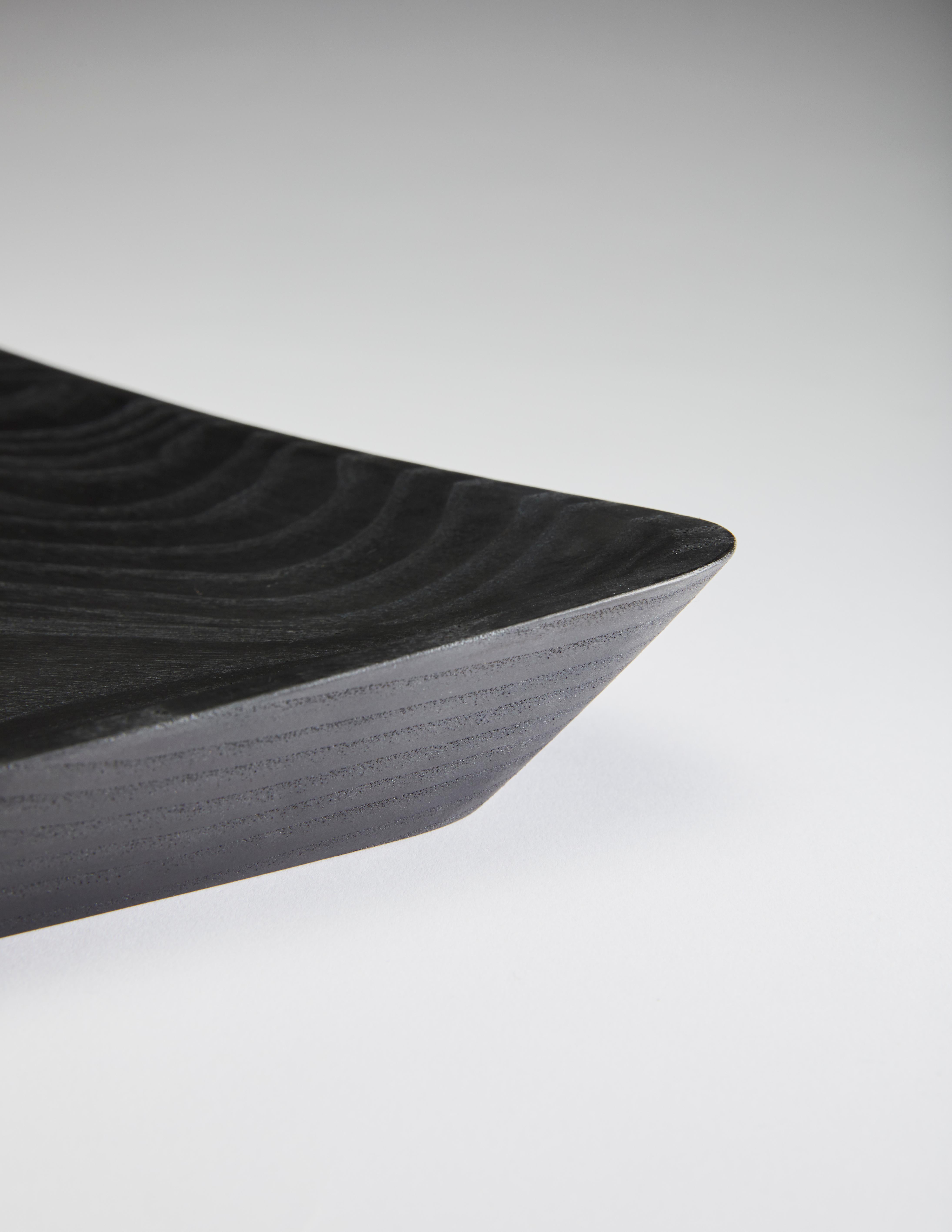 Vassoio Creux grande di Clemence Birot
Dimensioni: 33 x 32 cm
Materiali: Frassino (tinto di nero).

Clemence Birot ha iniziato la sua carriera a Copenaghen, in Danimarca, e ha scoperto una pratica di design strettamente legata all'artigianato.