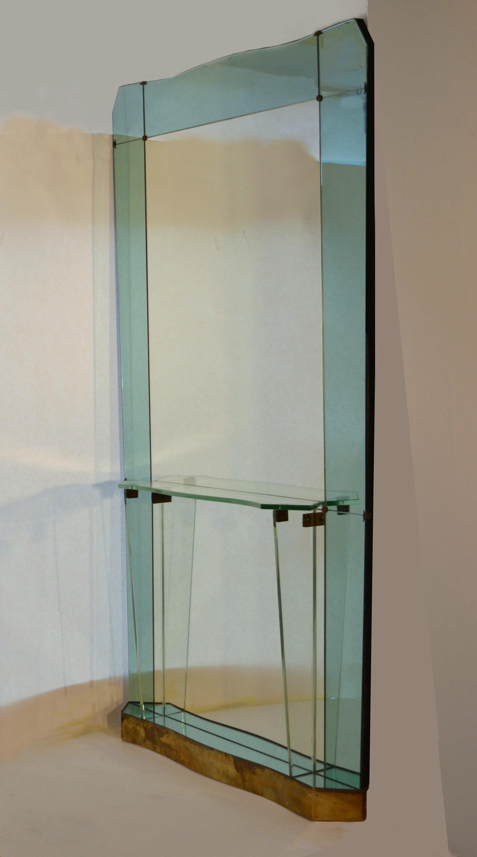 Original et rare miroir de sol surdimensionné avec console en verre attribué à Crystal Arte / Fontana Arte / Santambrogio et De Berti, Italie, vers 1950. Miroir en verre biseauté entièrement original, encadré d'un miroir en verre vert pâle et d'une