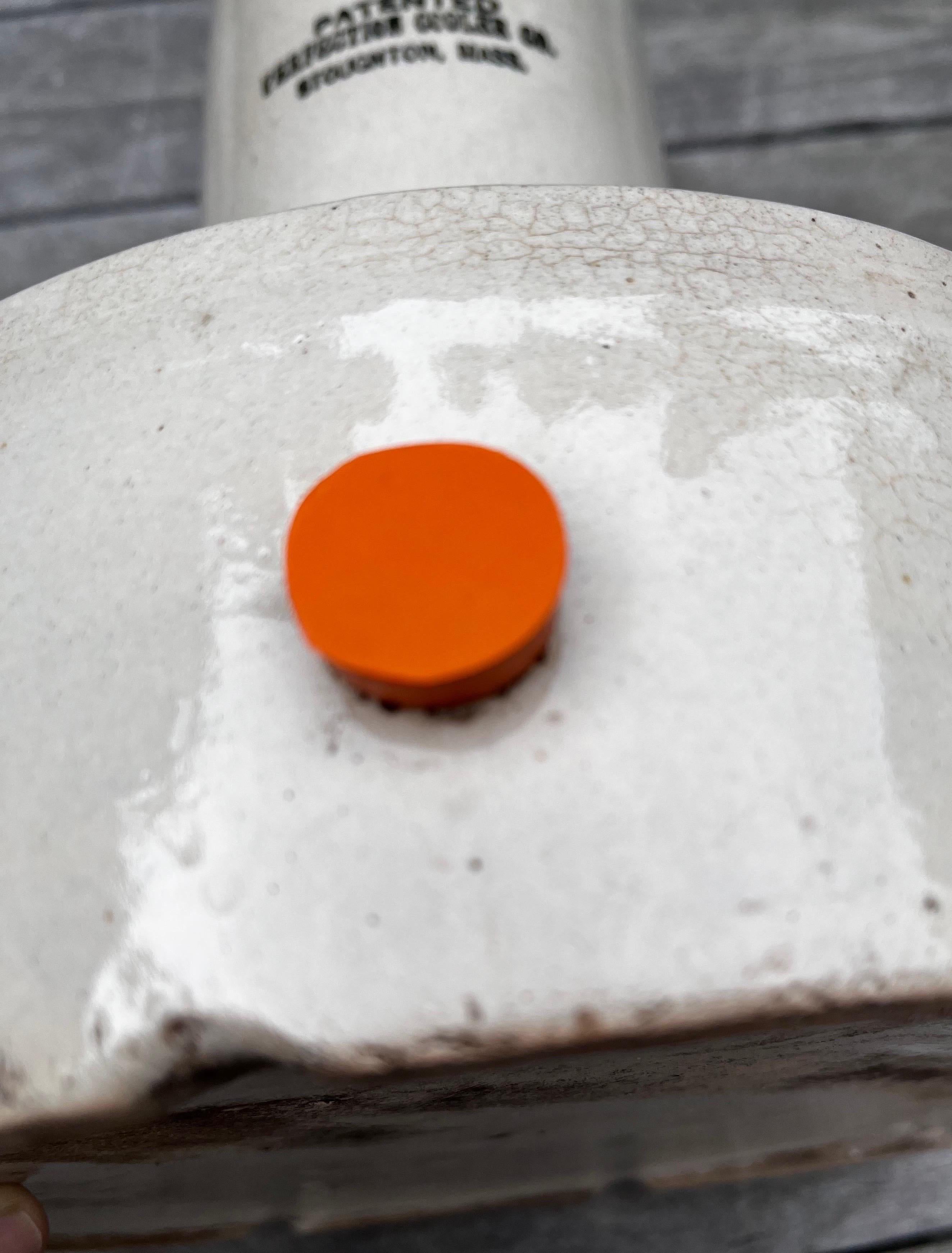 Großer „Crock“-Schrank mit orangefarbenem Stopper (Steingut) im Angebot