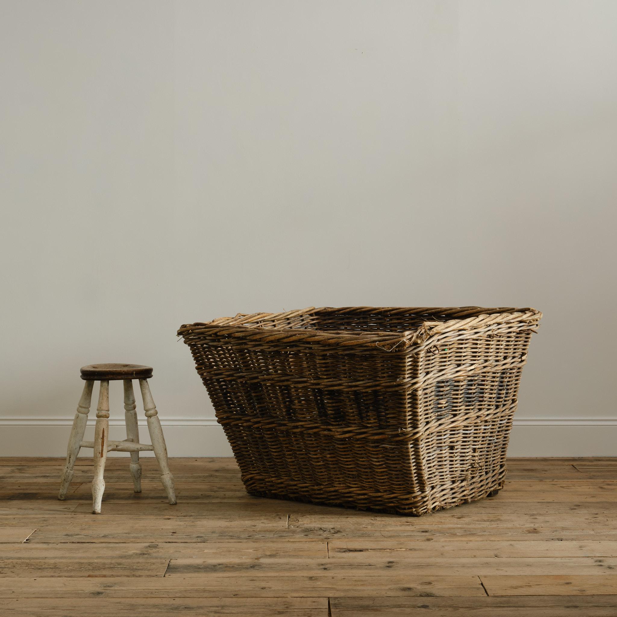 Grand panier tordu en osier du 20e siècle avec des côtés numérotés noirs décolorés. Il ferait une poubelle à bûches idéale si vous avez la place dans votre pièce pour un grand panier en osier crochu. 

Structurellement saine avec quelques
