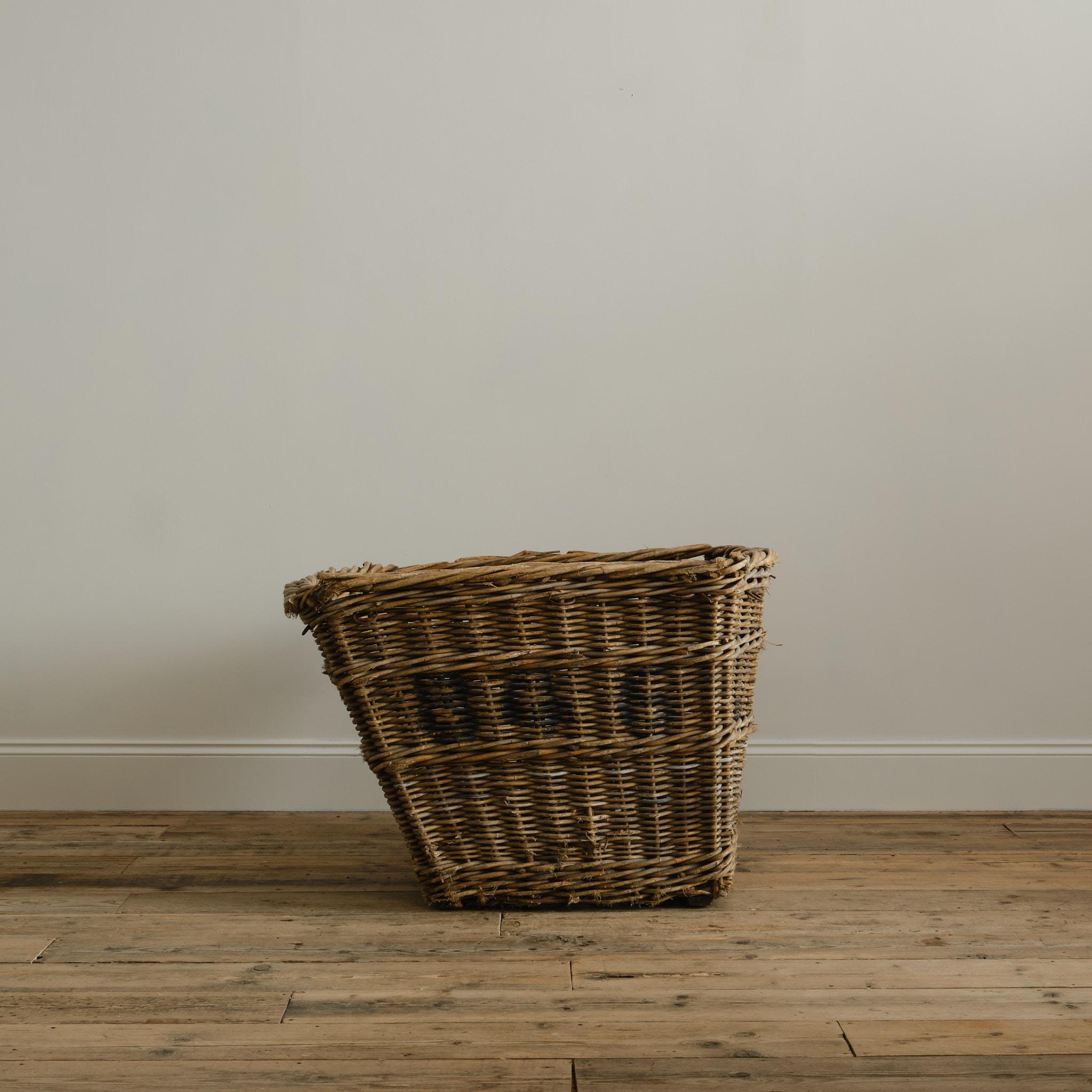 Britannique Grand panier en osier en forme de moulin tordu. en vente